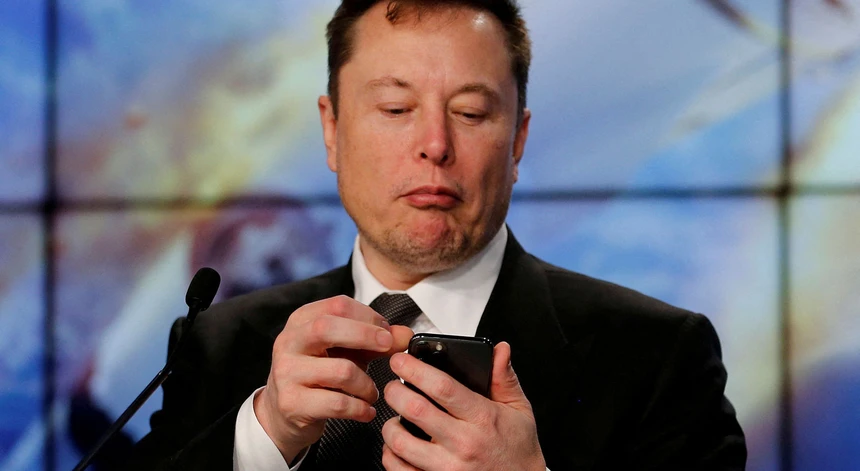 Policja nie ukara Elona Muska grzywną za korzystanie ze smartfona podczas jazdy Teslą z aktywowaną funkcją w pełni autonomicznej jazdy