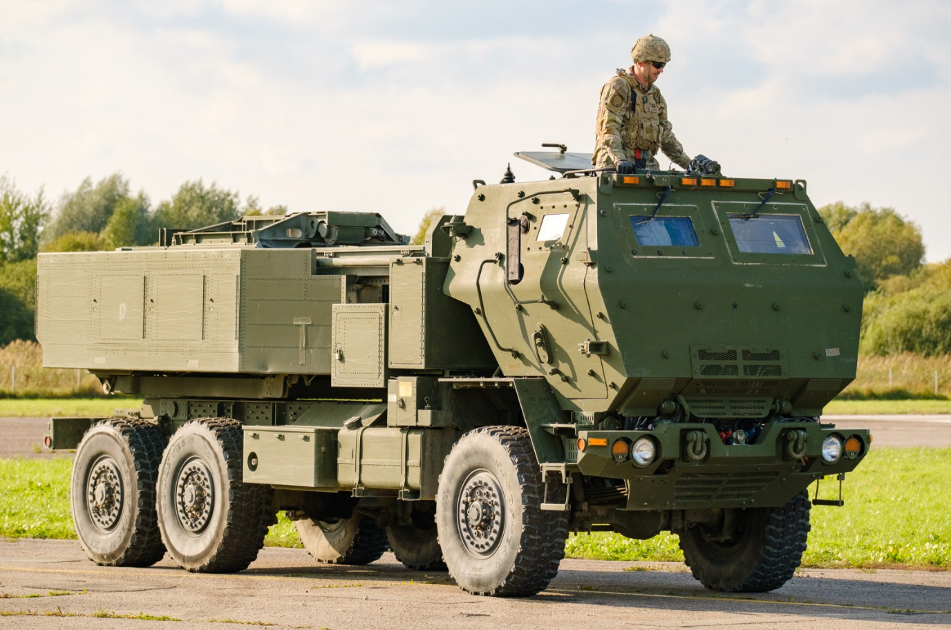 Łotwa kupi w ciągu trzech lat sześć wyrzutni rakietowych HIMARS