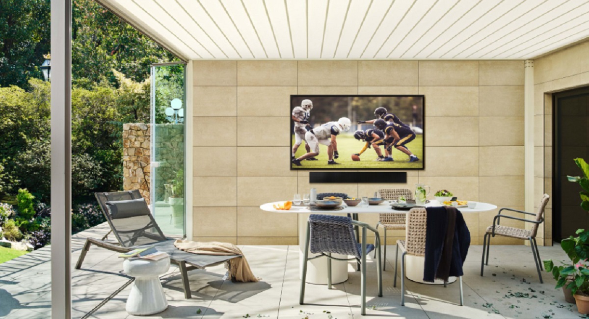 Samsung zaprezentował The Terrace, duży telewizor z wyświetlaczem Neo QLED, odporny na wodę i kurz do użytku na zewnątrz za 20 000 USD.