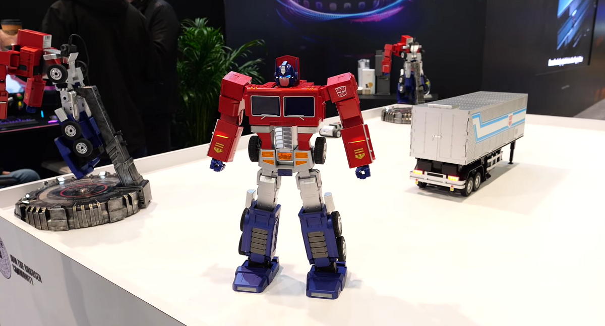 Robosen i Hasbro prezentują Optimus Prime, sterowanego radiowo robota, który może przekształcić się w ciężarówkę, od 699 dolarów