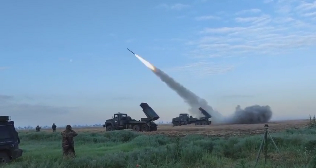 Ukraińskie Siły Zbrojne pokazują rzadki materiał filmowy przedstawiający zmodernizowaną wyrzutnię rakiet Bastion-01 w akcji.