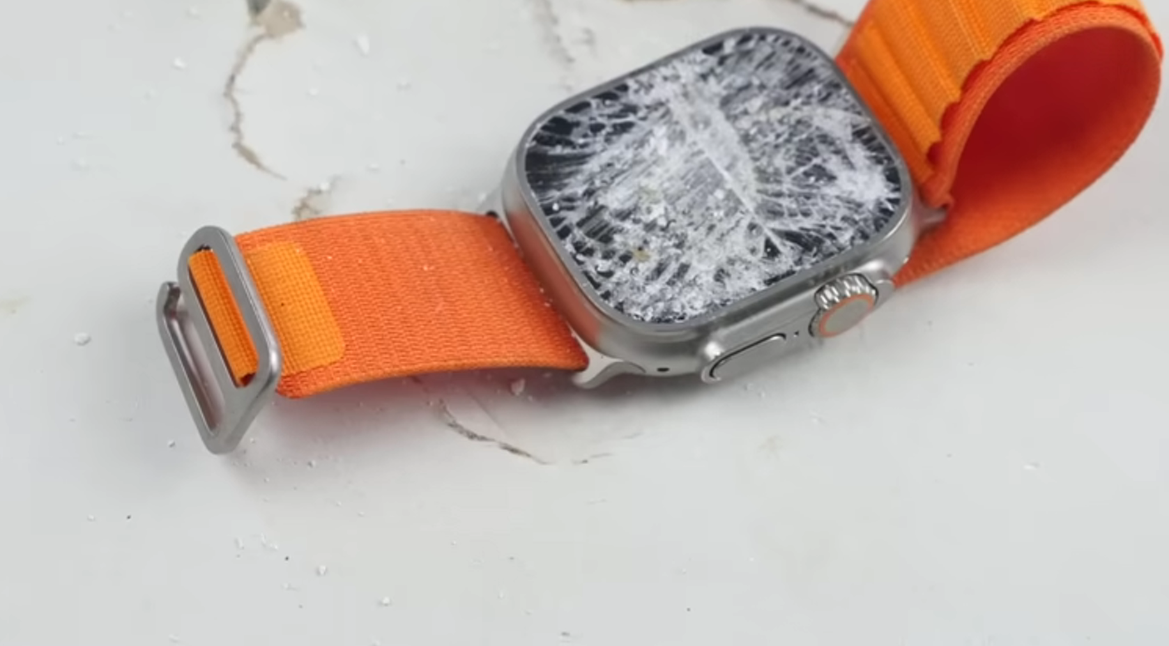 Podczas testu wytrzymałości Apple Watch Ultra stół pękł szybciej niż zegarek