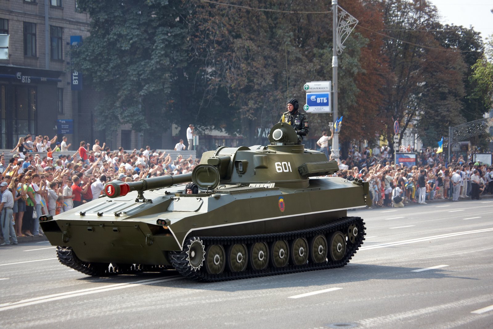 Gwardia Narodowa Ukrainy pokazała na polu bitwy załogę robota 2S1 "Gvozdika" - jest to pierwszy na świecie pływający gąsienicowy montaż artyleryjski