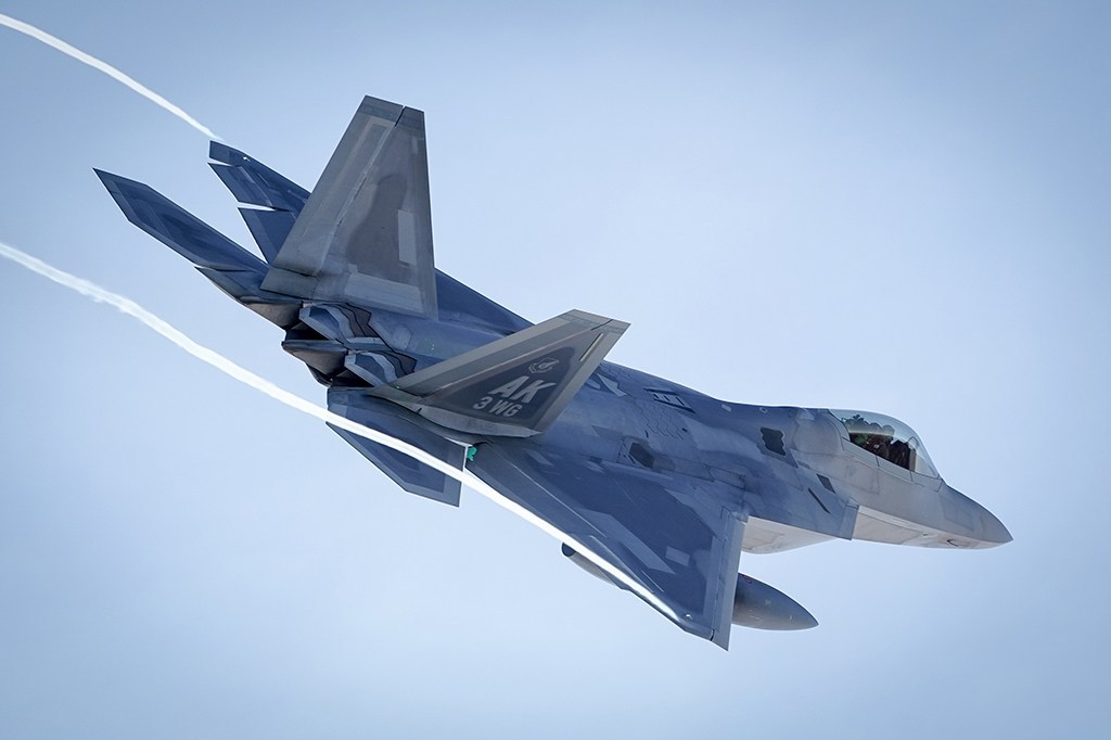 USA rozmieszczają myśliwce F-22 do Polski z Alaski, aby powstrzymać Rosję