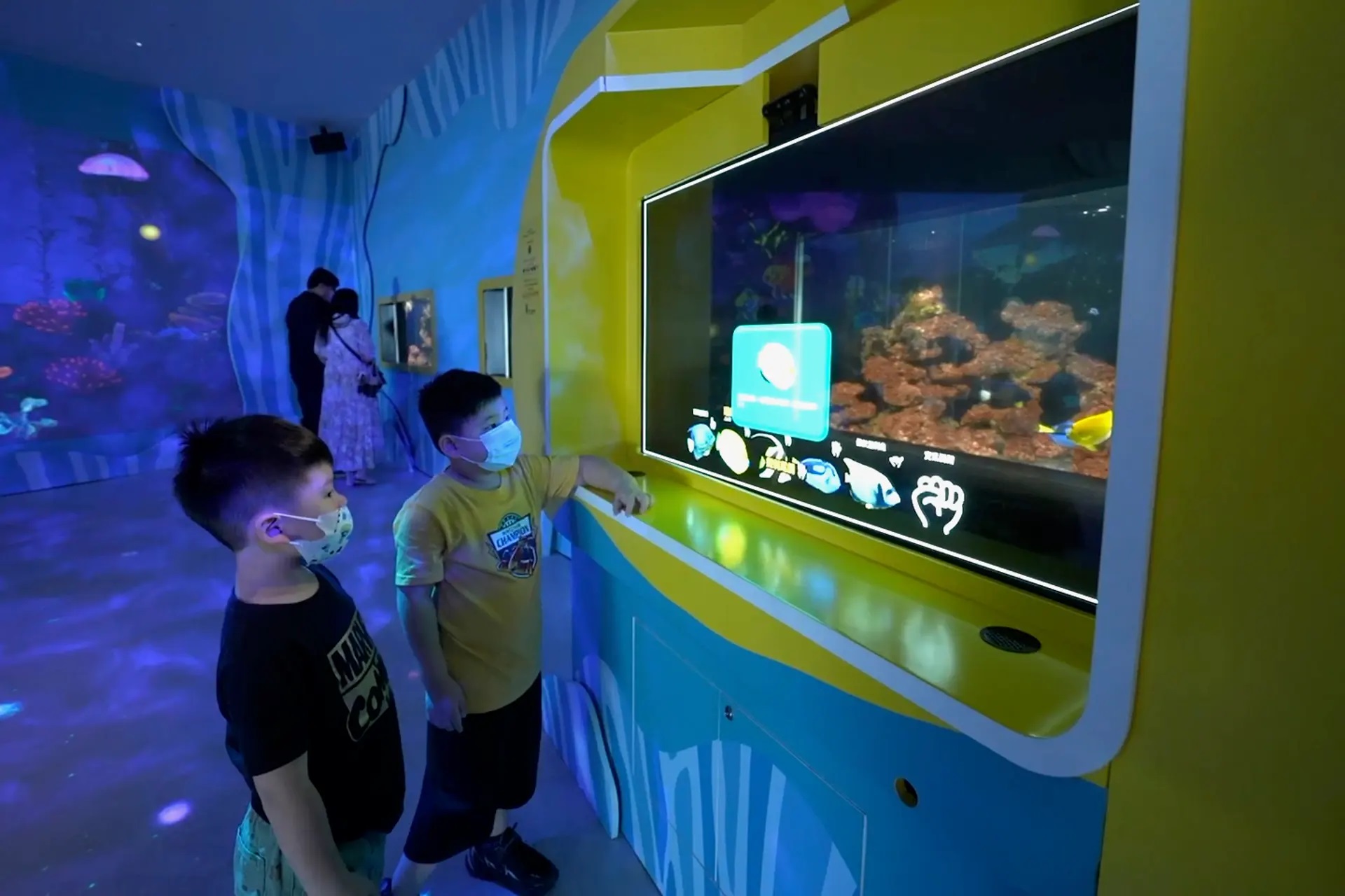Inteligentne akwarium z AI i wyświetlaczem microLED monitoruje spojrzenia i informuje odwiedzających o rybach, na które patrzą