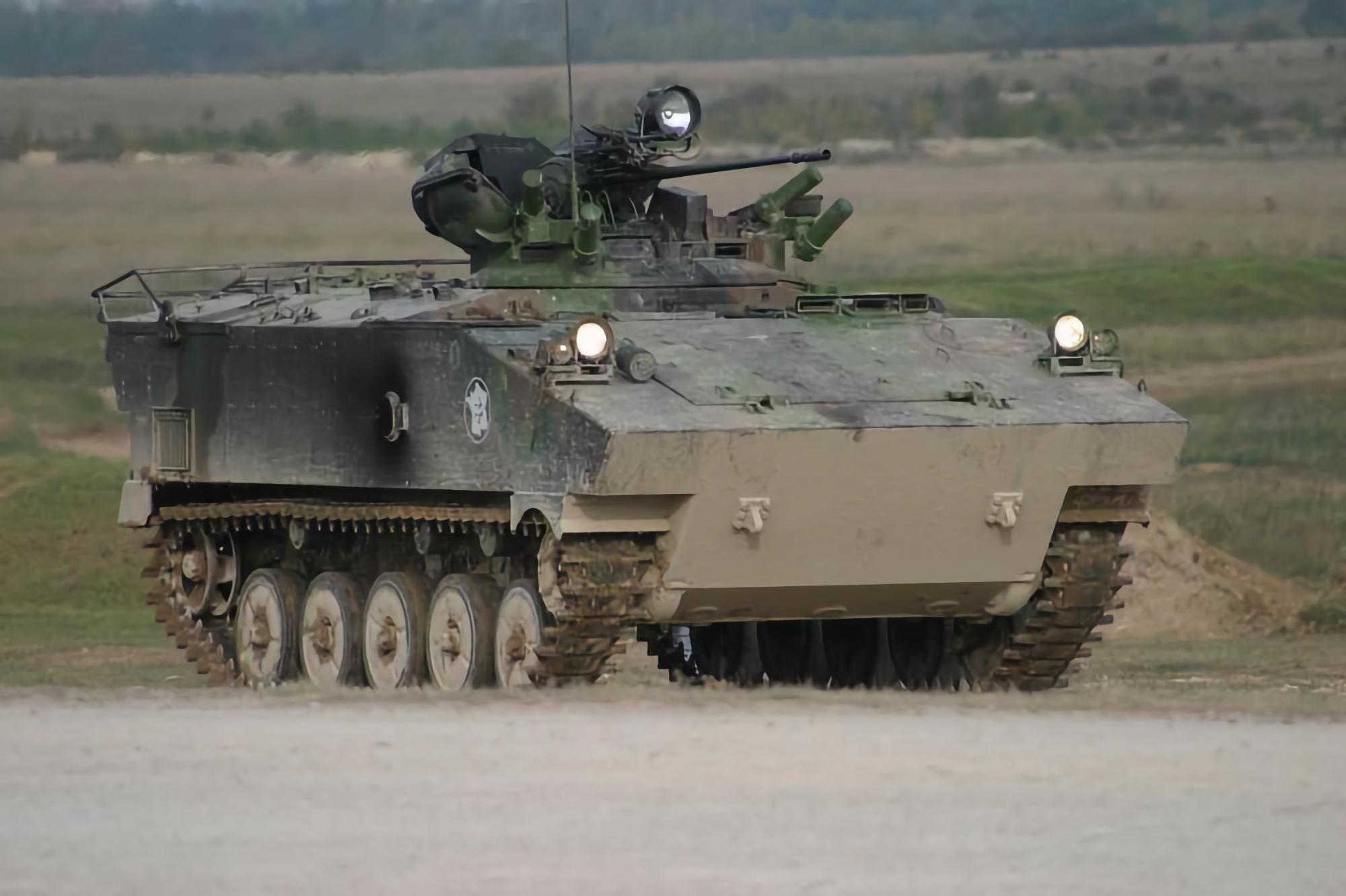 Francja przekaże Ukrainie 25 lekkich bojowych wozów piechoty AMX-10P