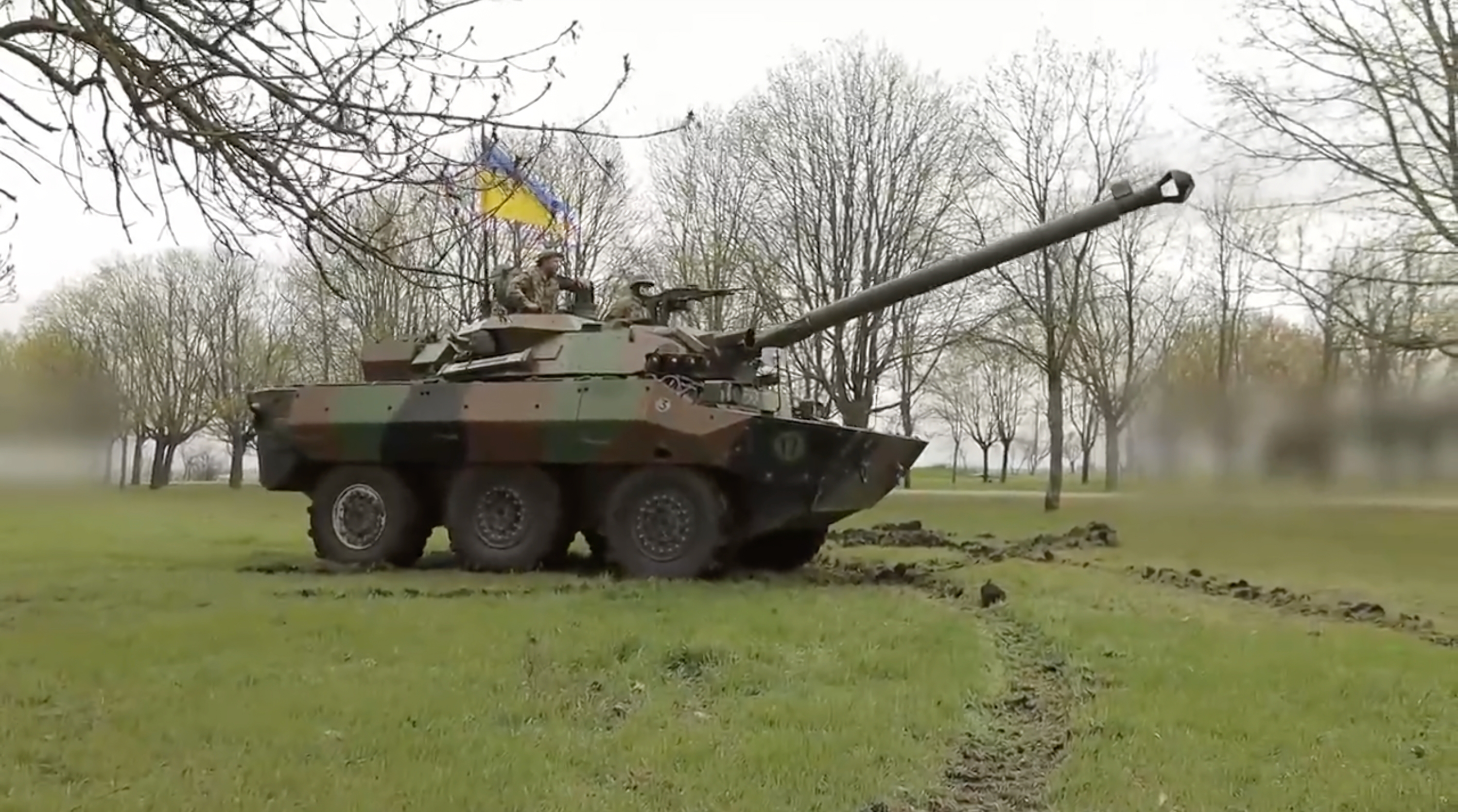 Minister obrony Ukrainy pokazuje francuskie czołgi kołowe AMX-10RC (wideo)