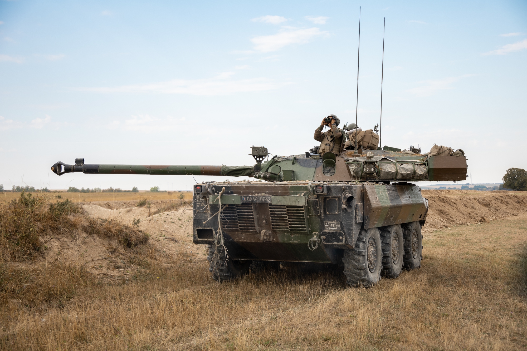 Francuski minister obrony mówi, kiedy Ukraina otrzyma czołgi kołowe AMX-10RC