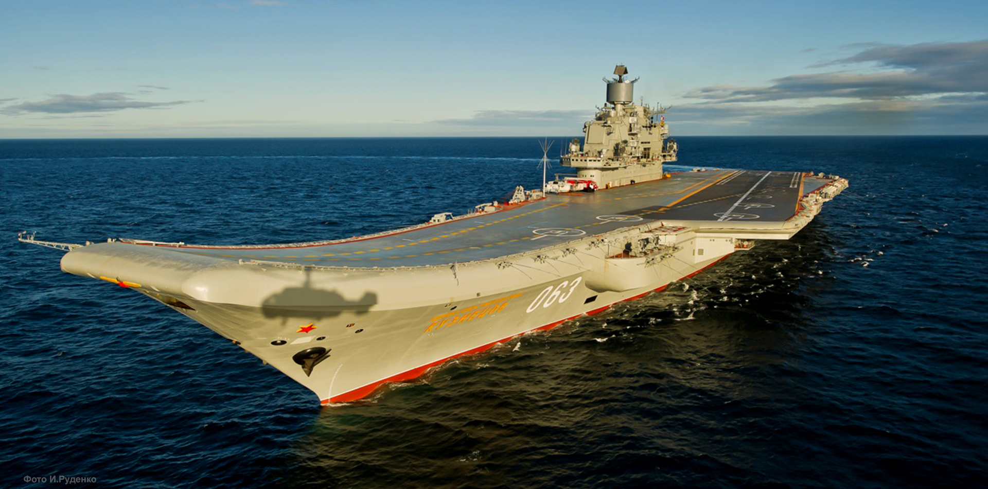Jedyny rosyjski lotniskowiec Admirał Kuzniecow zapalił się w Murmańsku - jest w remoncie od 2018 r.