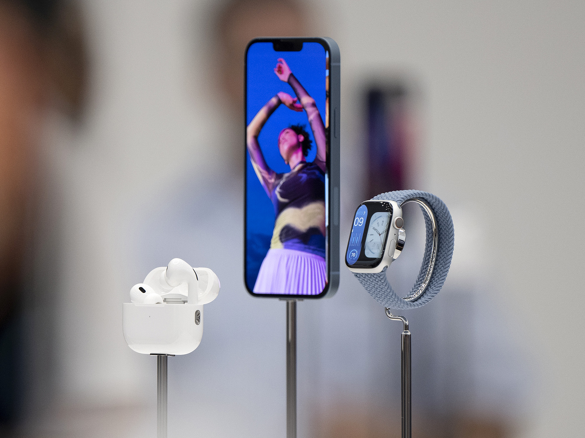Apple zaprezentuje również słuchawki AirPods Pro z USB-C podczas premiery iPhone'a 15 - Bloomberg