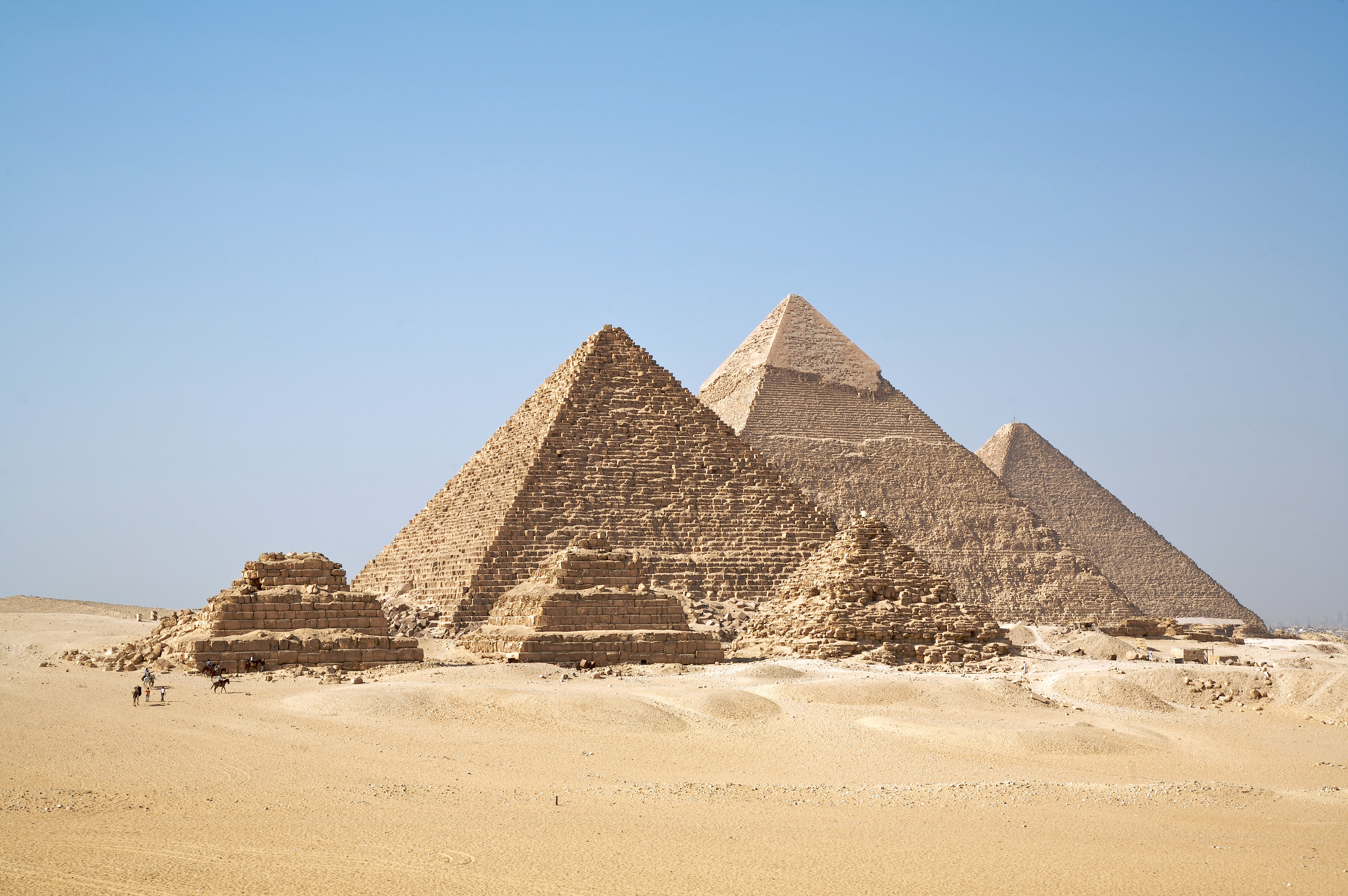 Dziesiątki egipskich piramid zbudowanych prawdopodobnie wzdłuż zaginionego ramienia Nilu