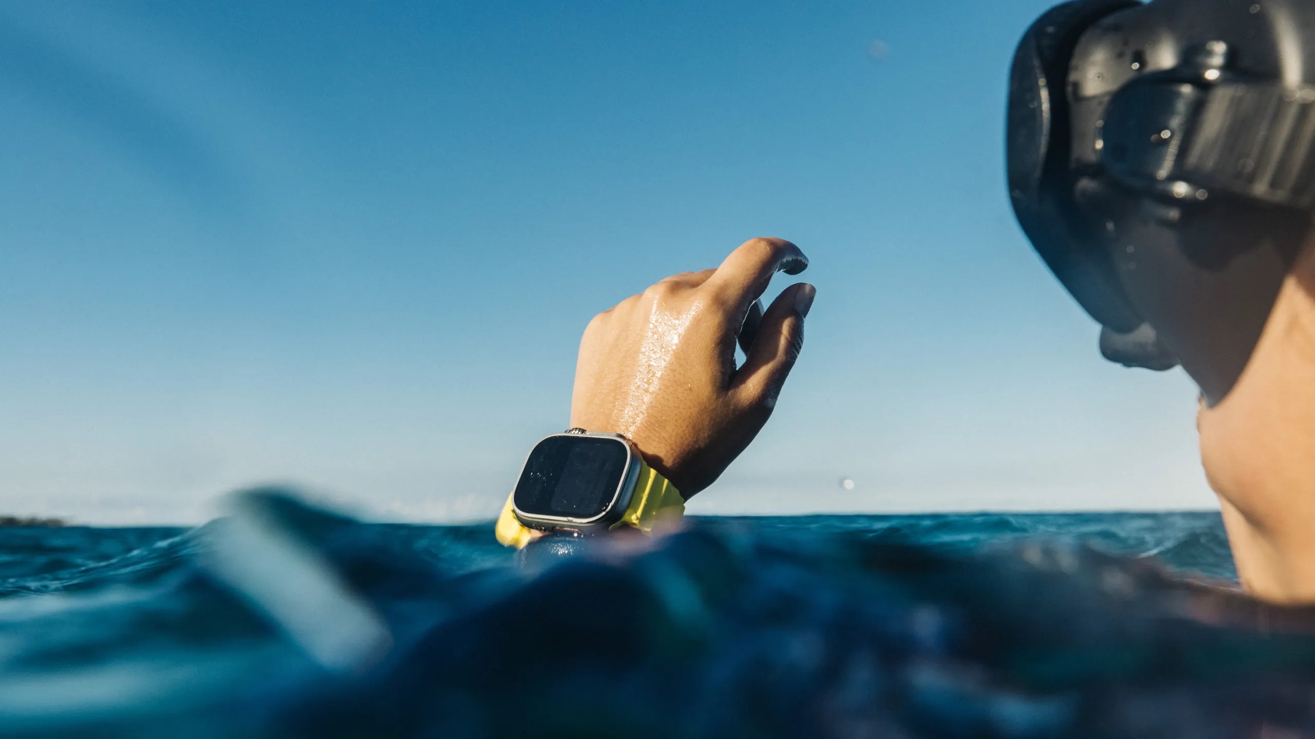 Apple uruchomiło nową usługę - testowanie smartwatcha Apple Watch Ultra pod kątem wodoodporności