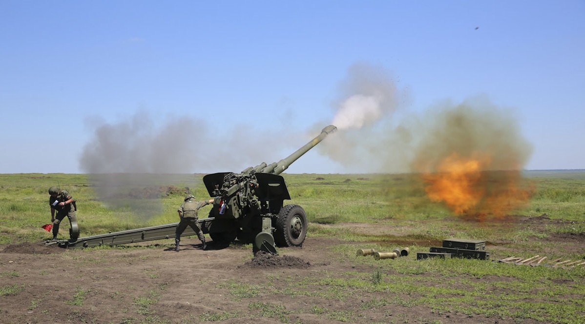 Ukraińskie Siły Zbrojne niszczą radziecką 152 mm haubicę M1987 2A65 w Rosji