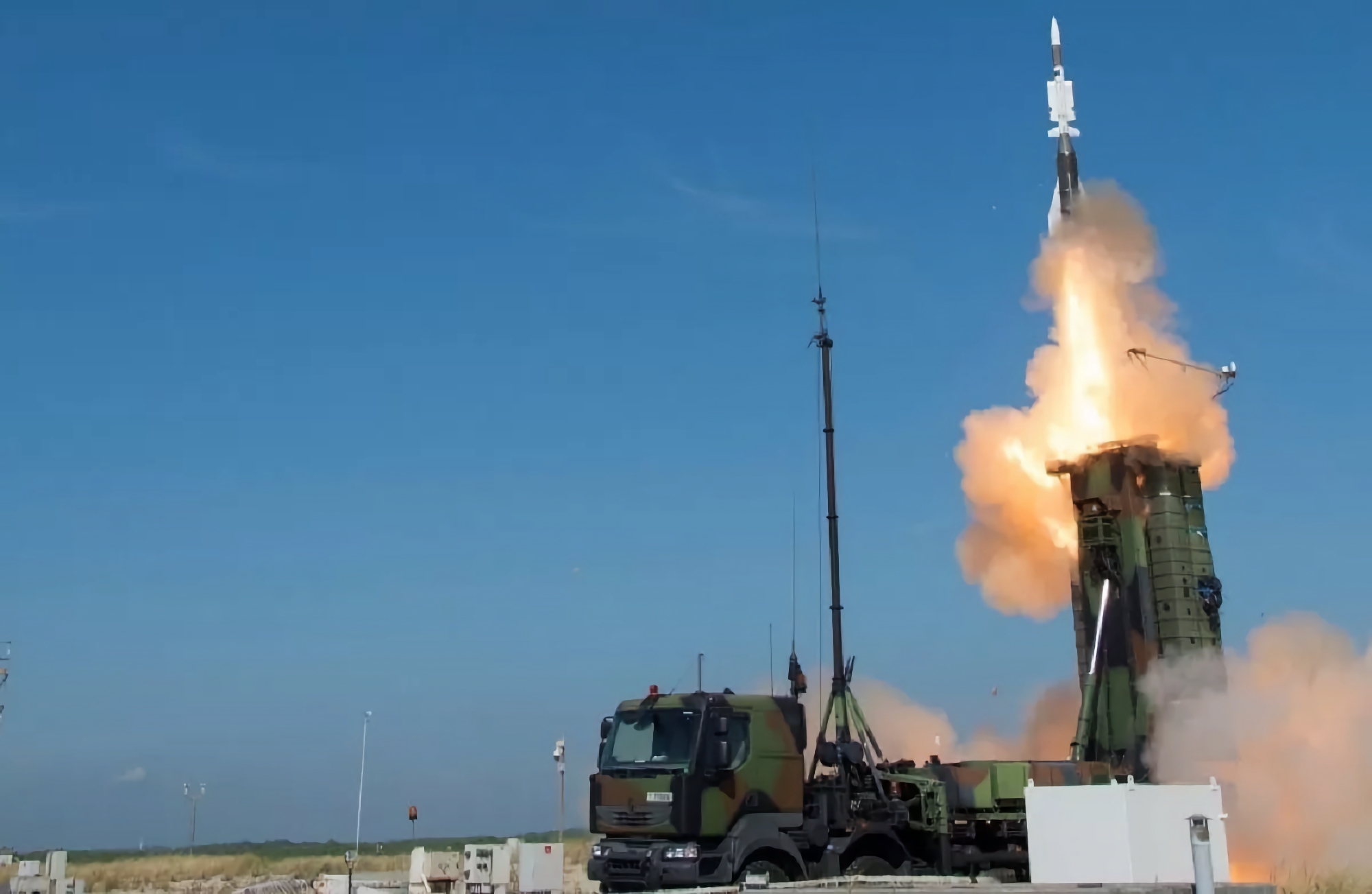 AFU używa pocisków Aster-15 i Aster-30 z systemem SAMP-T, które mogą atakować cele powietrzne na dystansie do 100 kilometrów.