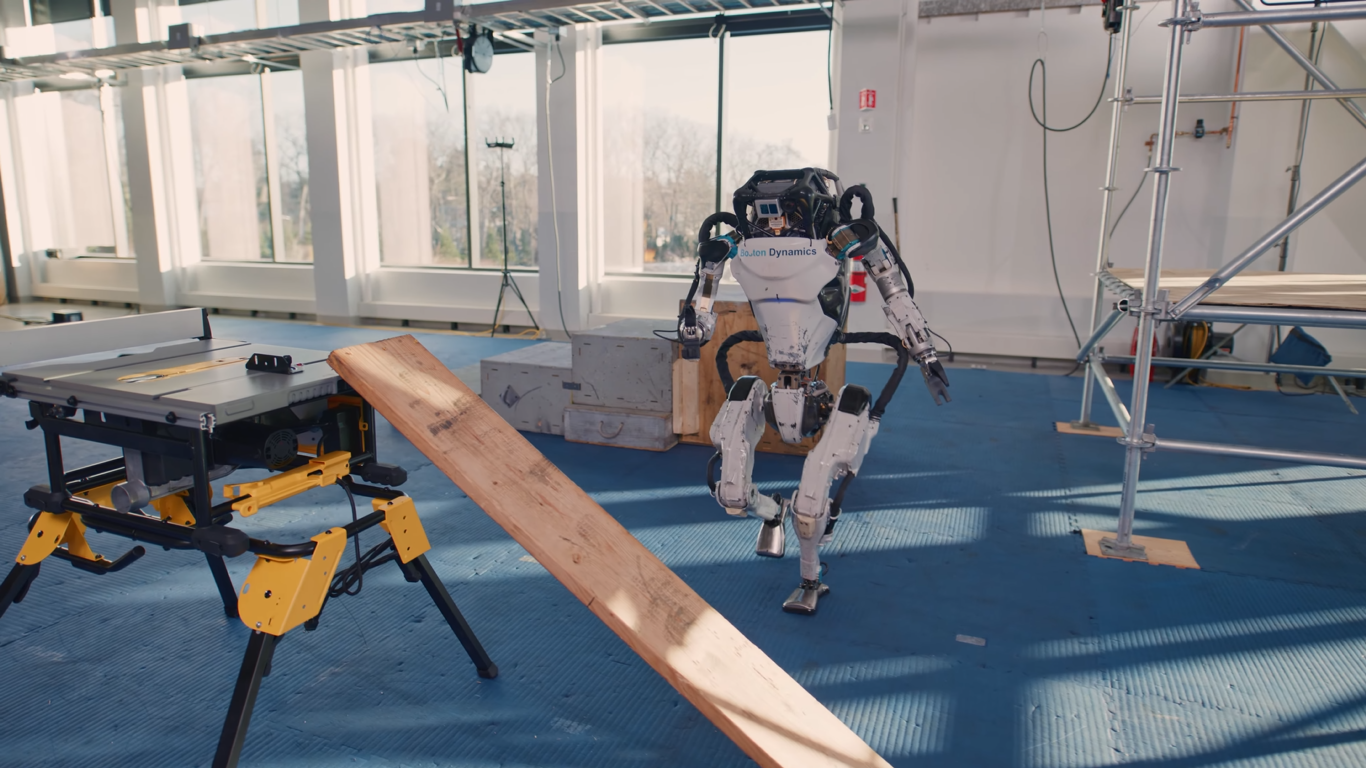 Boston Dynamics pokazał nowe wideo, na którym robot Atlas wykonuje robotyczny parkour i imponujący somersault o kącie 540 stopni