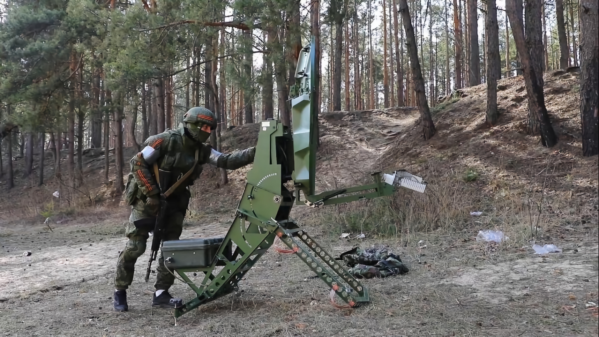 Siły Zbrojne Ukrainy za pomocą drona zniszczyły nowoczesną mobilną stację łączności satelitarnej „Auriga” (wideo)