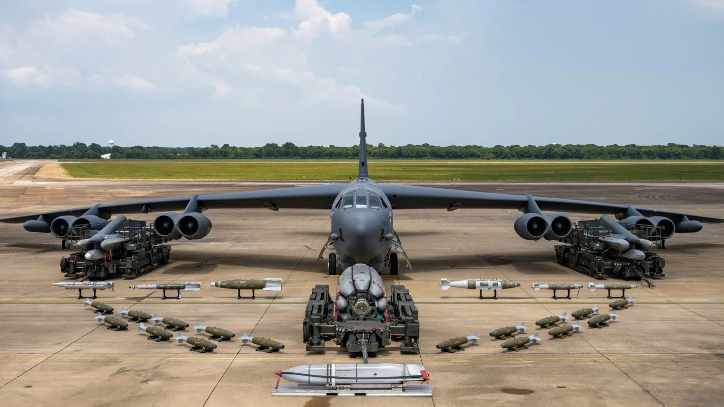 Rosyjski myśliwiec Su-35 leci, aby przechwycić amerykańskie bombowce atomowe B-52H Stratofortress