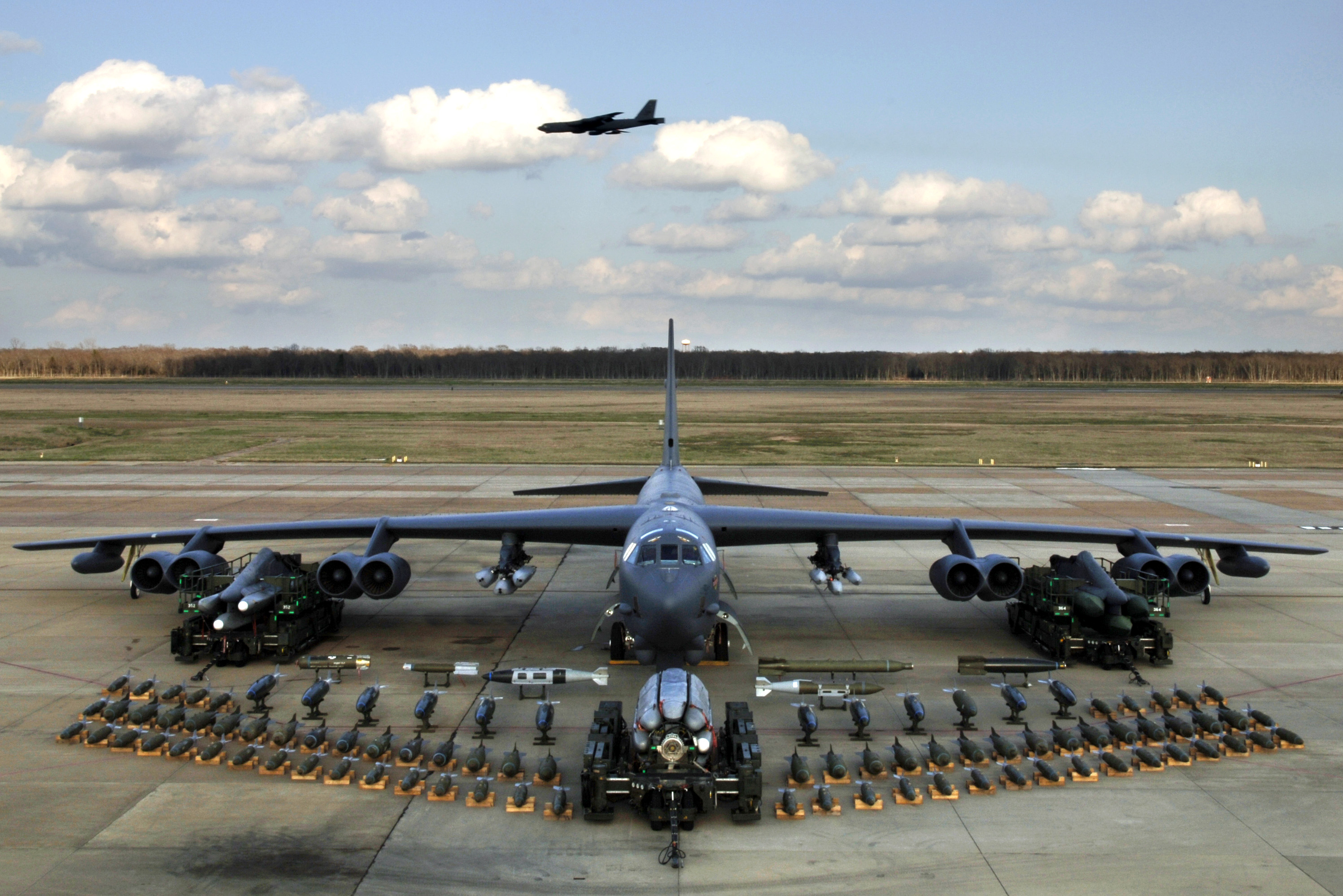 Po raz pierwszy w historii Stany Zjednoczone przekazały bombowce nuklearne B-52 Stratofortress pod dowództwo NATO.