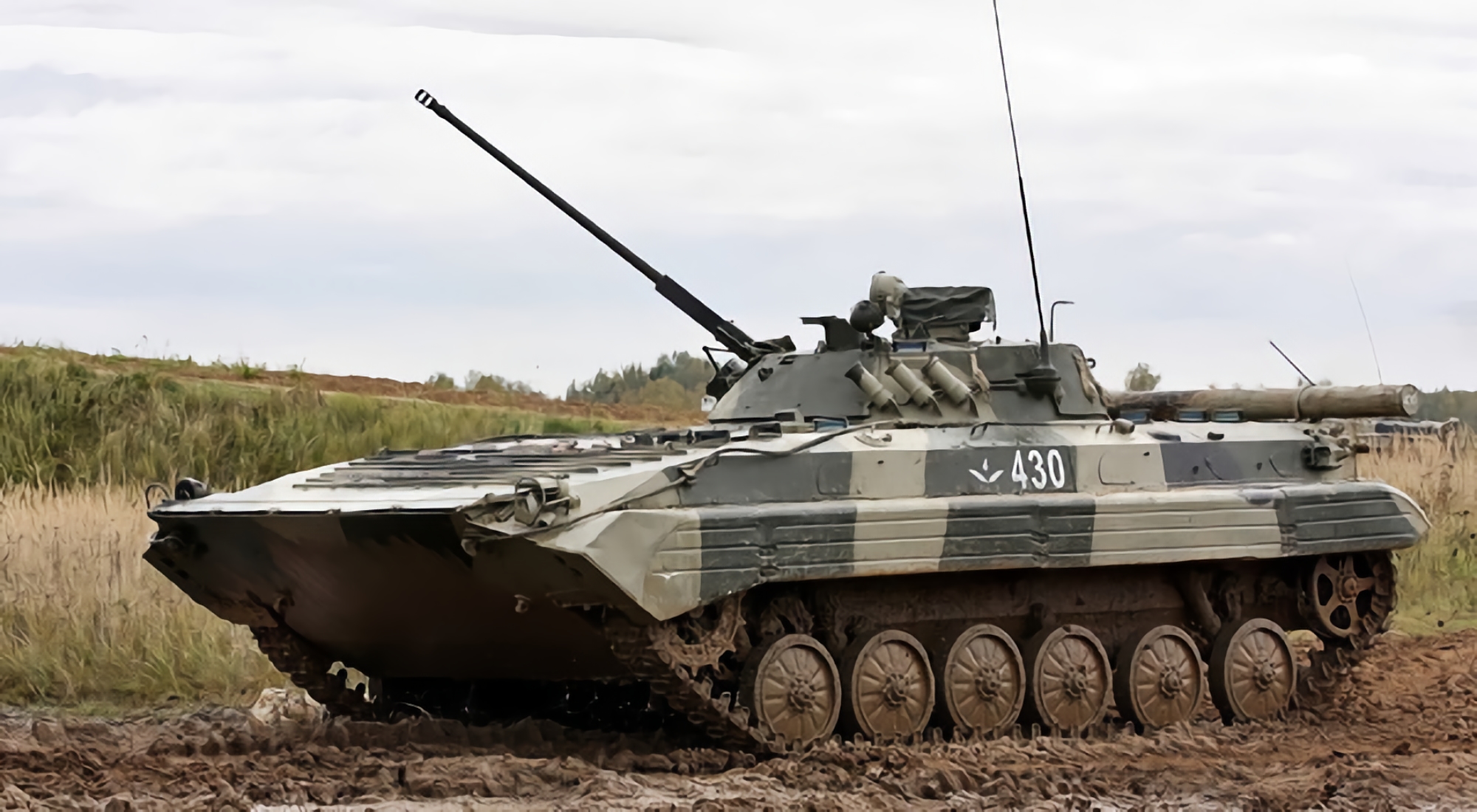 Kolejne dobre trofeum: Ukraińskie Siły Zbrojne zdobyły rosyjski BMP-2 z nietypowym pancerzem