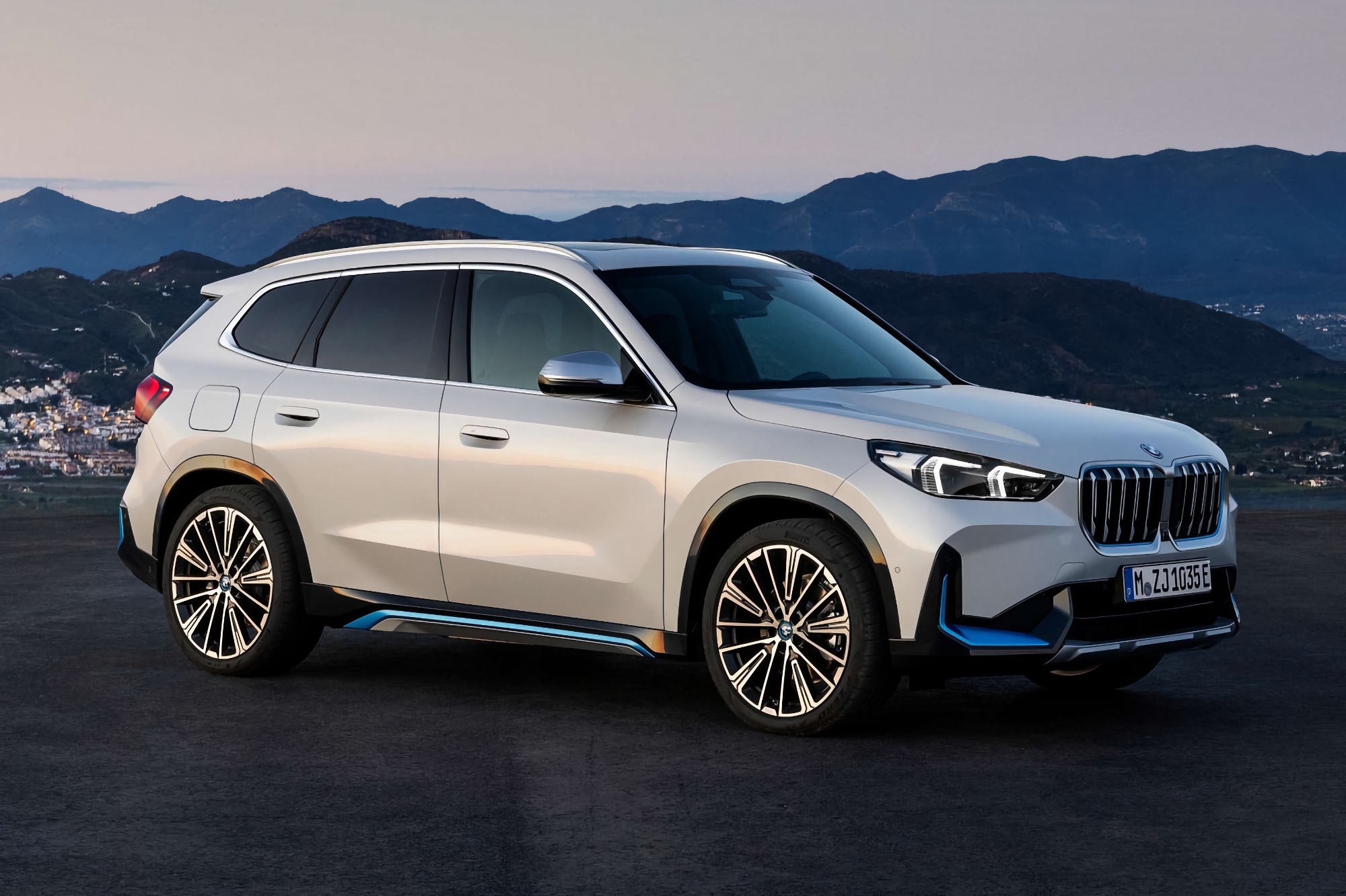 BMW iX1: elektryczny crossover z napędem na wszystkie koła o zasięgu 438 km