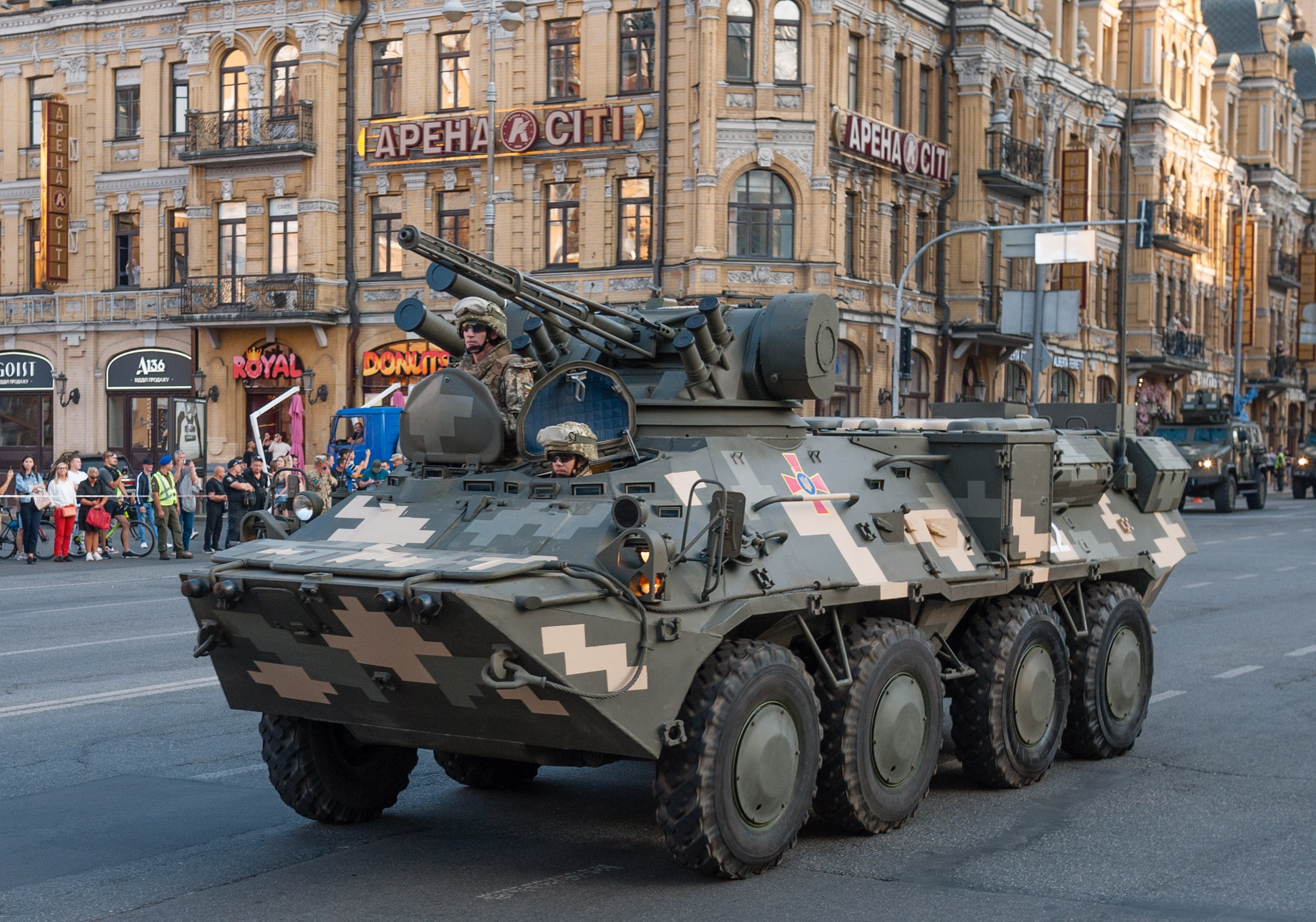 Siły Zbrojne Ukrainy pokazały w akcji ukraiński BTR-3E z systemem rakiet przeciwpancernych „Barrier”