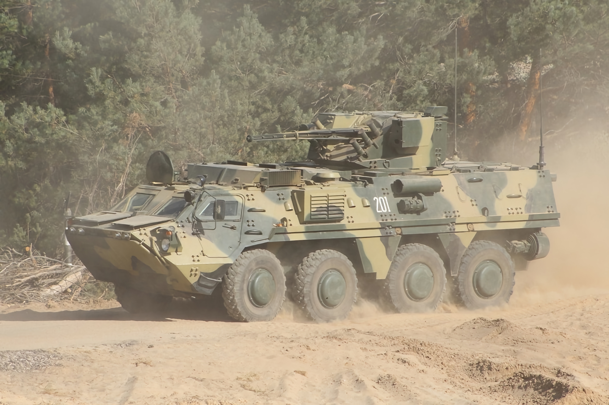 Spektakularne wideo: Siły Zbrojne Ukrainy pokazały, jak BTR-4 "Bucephalus" z 30-mm armatą 2A72 strzela do wroga 