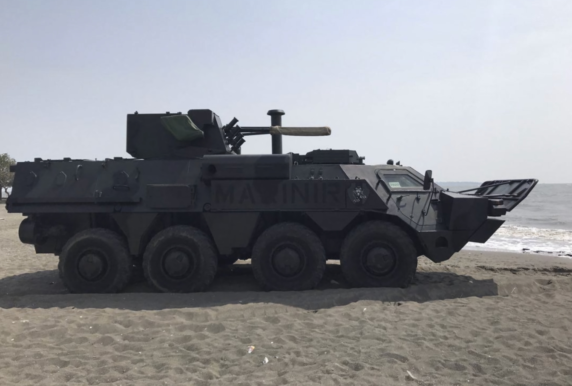 Siły zbrojne Ukrainy używają na froncie rzadkiego amfibijnego transportera opancerzonego BTR-4M, który został opracowany specjalnie dla Korpusu Piechoty Morskiej Indonezji