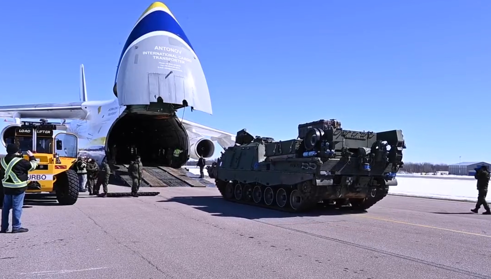 Kanadyjskie ministerstwo obrony pokazuje pojazdy pancerne Bergepanzer 3 wysyłane na Ukrainę (wideo)