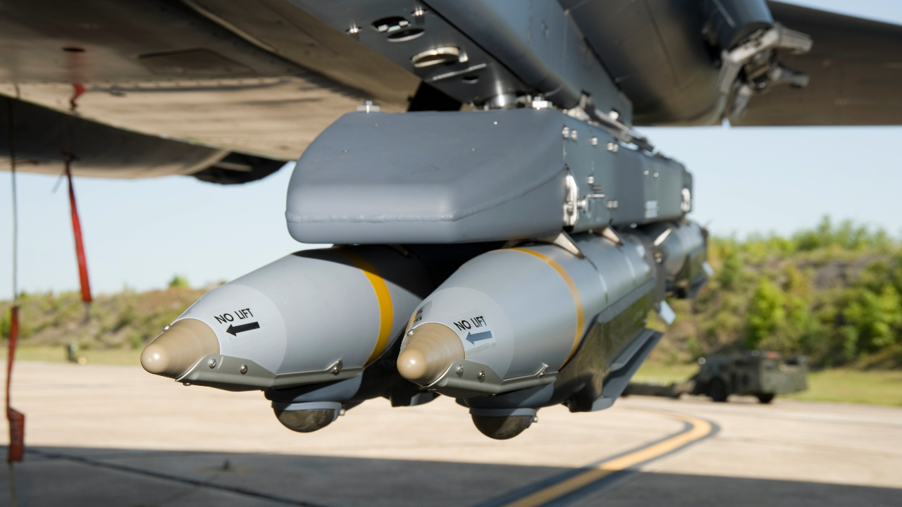 Boeing przyspieszył dostawę do Izraela 1000 bomb o małej średnicy 113 kg i zasięgu ponad 40 km w ramach kontraktu o wartości 735 mln USD.