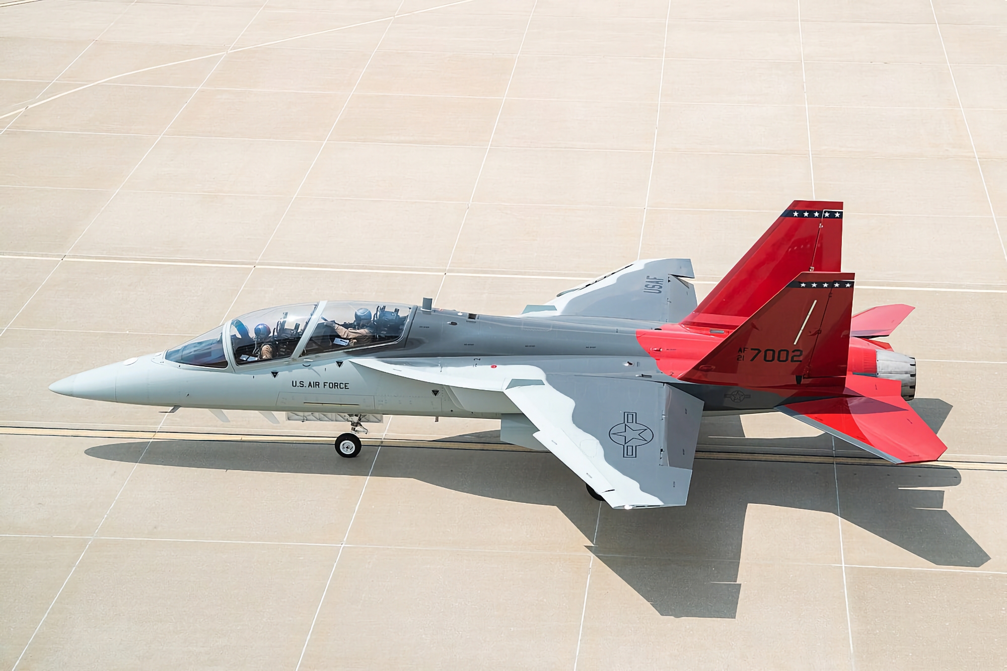 Aby zastąpić F-16 Fighting Falcon: Stany Zjednoczone chcą zbudować lekki samolot szturmowy oparty na samolocie Boeing T-7 A Red Hawk.