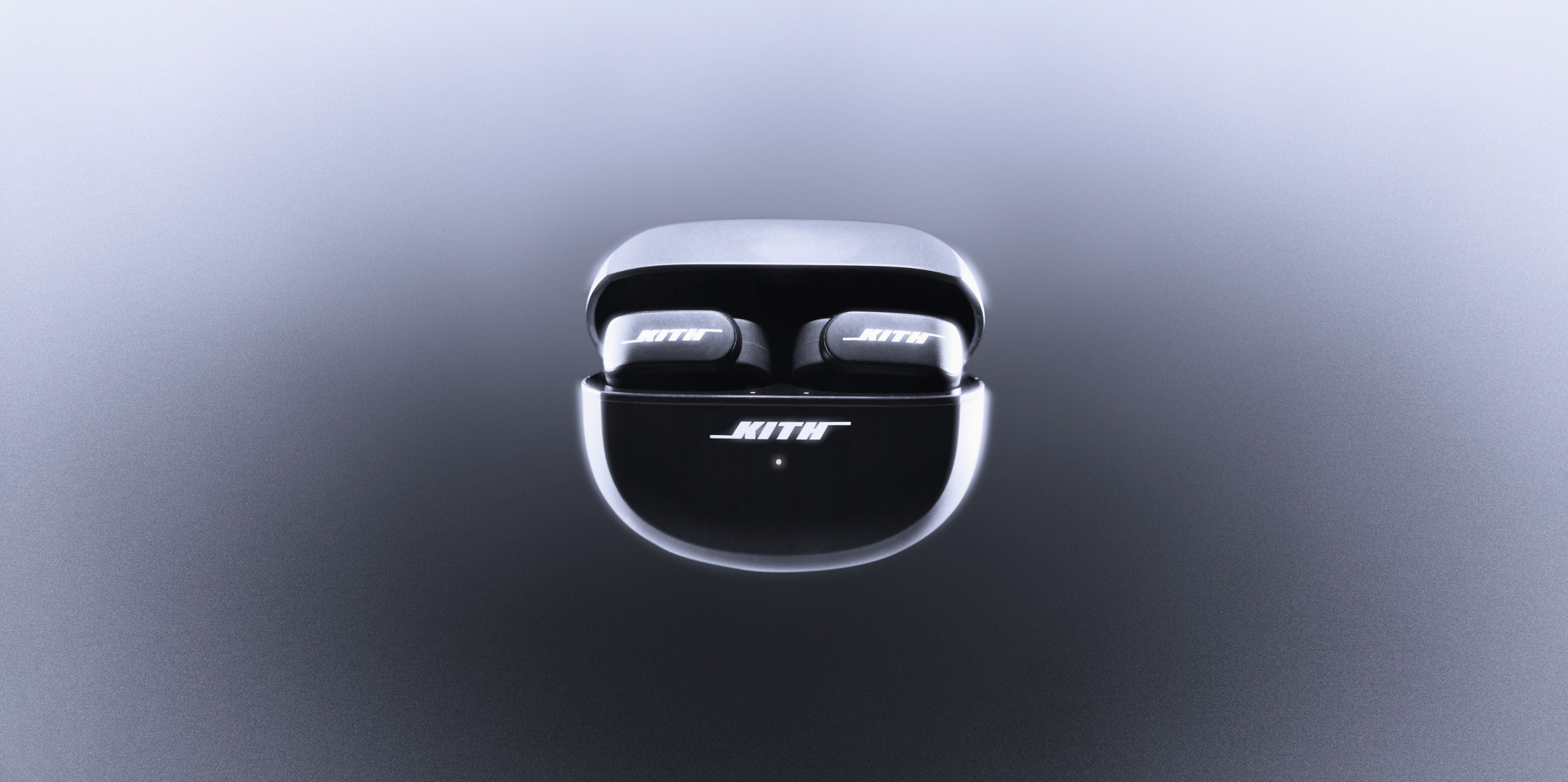 Firmy Bose i Kith zaprezentowały słuchawki douszne Ultra Open Earbuds o nietypowym designie i cenie 300 dolarów.