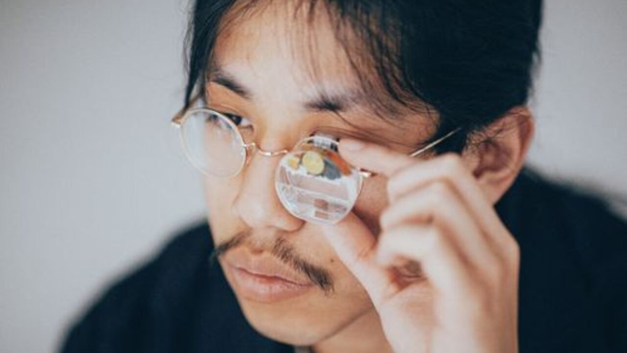 Brilliant Monocle: kompaktowy monokl z wyświetlaczem, kamerą, mikrofonem i Bluetooth, który zmienia każde okulary w inteligentny
