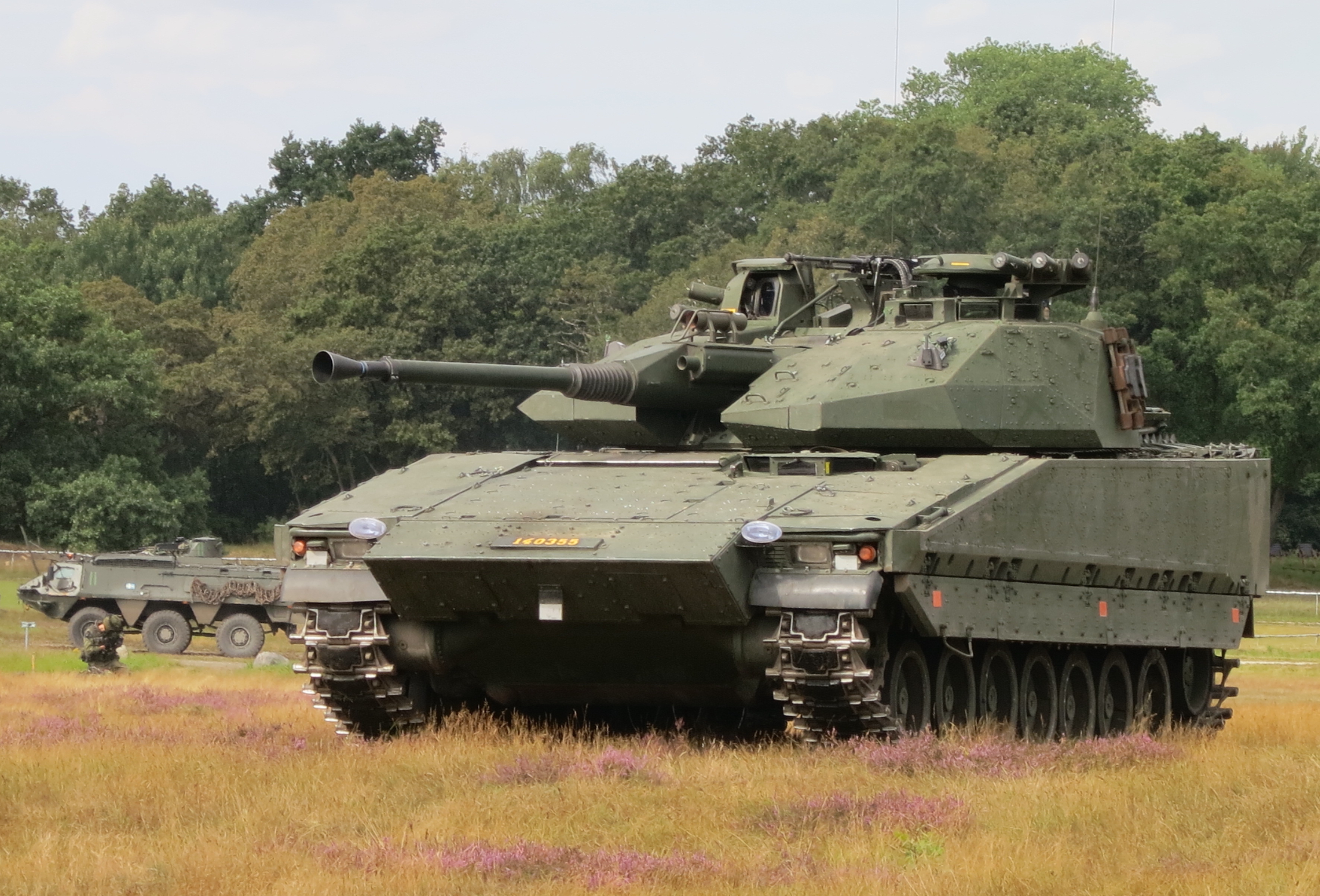 Szwedzkie bojowe wozy piechoty CV90 w drodze na Ukrainę (wideo)