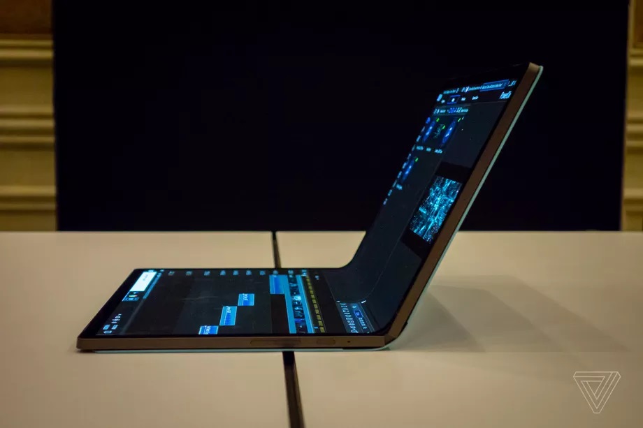 Intel również pokazał na CES 2020 składany laptop Horseshoe Bend z dużym wyświetlaczem elastycznym