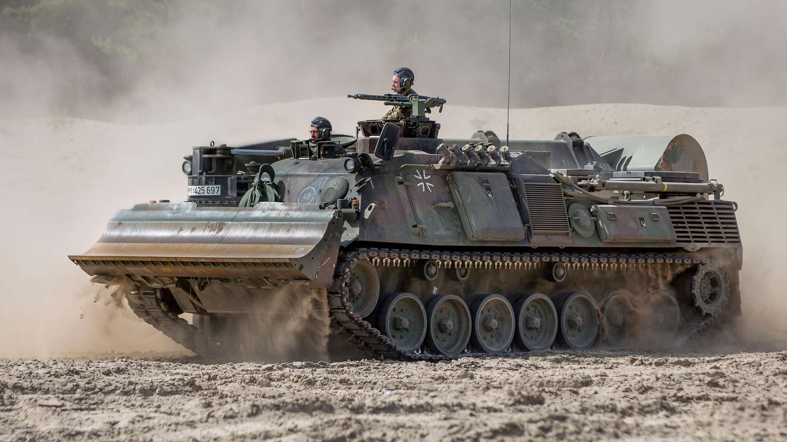 Części do czołgów Leopard i BMP Marder, pojazdy inżynieryjne Dachs i karabiny maszynowe MG3: Niemcy przekazują Ukrainie nowy pakiet pomocy wojskowej