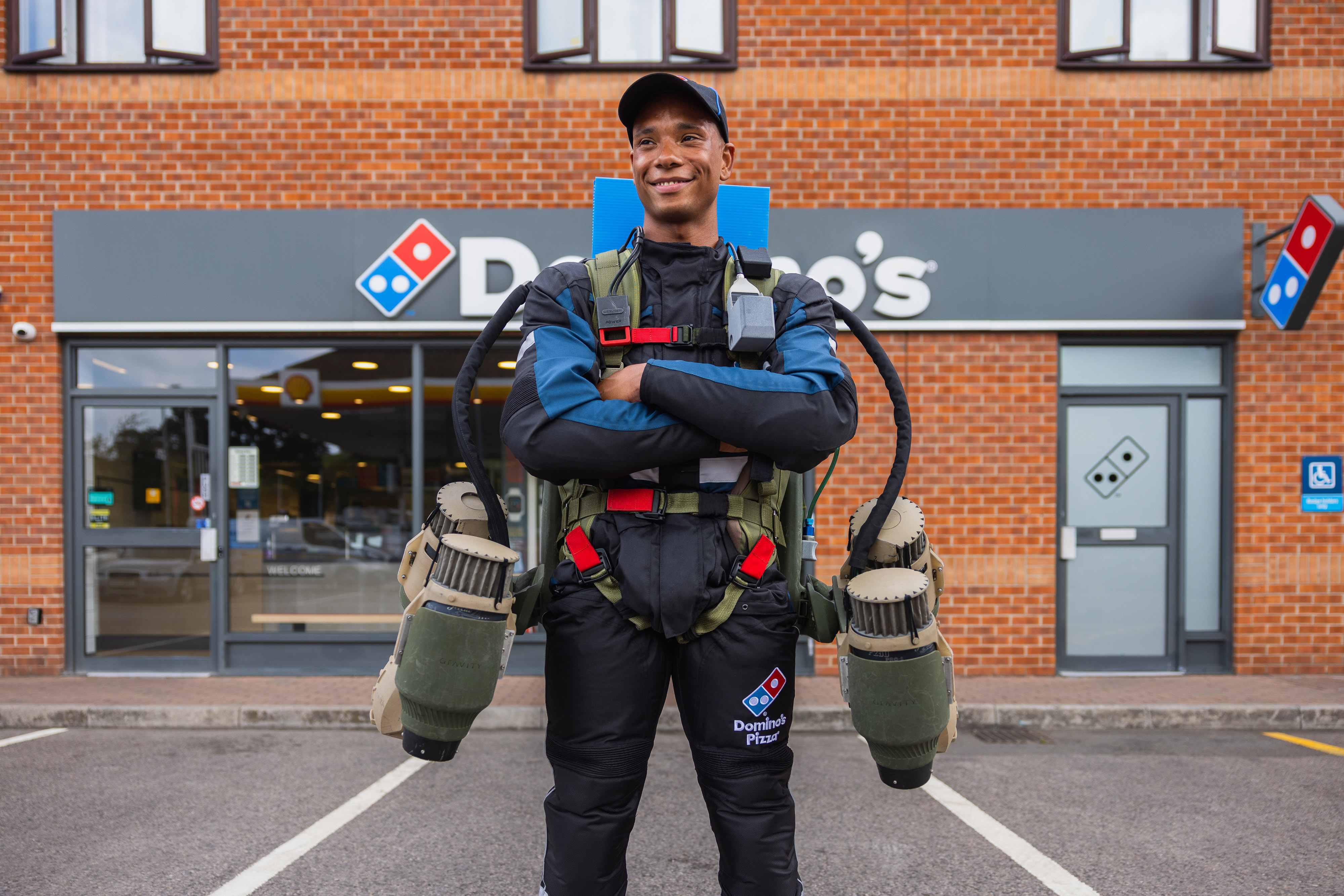 Rocket Man: Domino's Pizza wykorzystała swój pierwszy odrzutowy kombinezon do dostarczania pizzy drogą powietrzną.