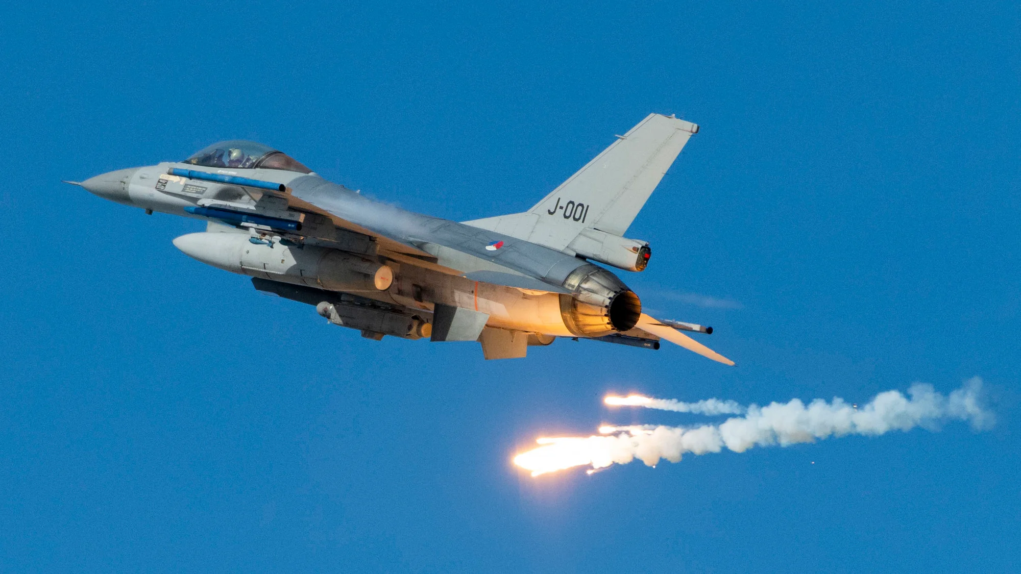 Holandia zmieniła zdanie w sprawie sprzedaży 28 myśliwców czwartej generacji F-16 Fighting Falcon prywatnej amerykańskiej firmie