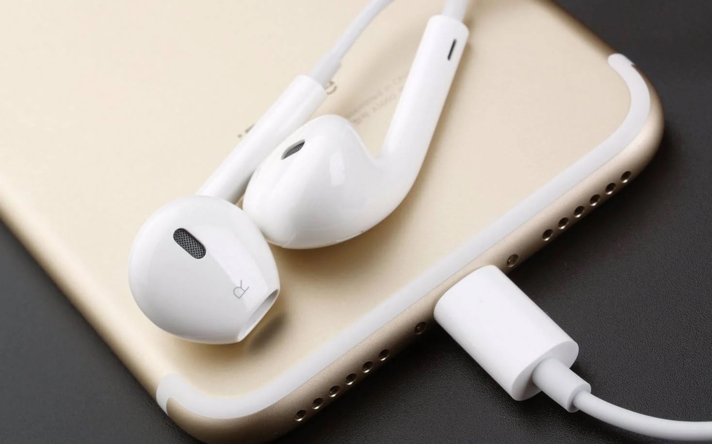 Plotka: Apple wprowadza do masowej produkcji przewodowe słuchawki EarPods z USB-C przed premierą iPhone'a 15