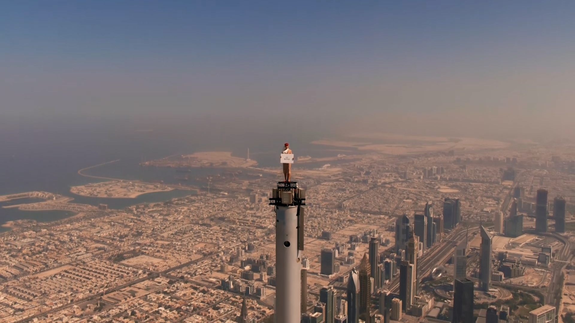 Cześć mamo, jestem na szczycie świata! - Linie lotnicze Emirates nakręciły reklamę na iglicy najwyższego budynku świata bez użycia grafiki komputerowej