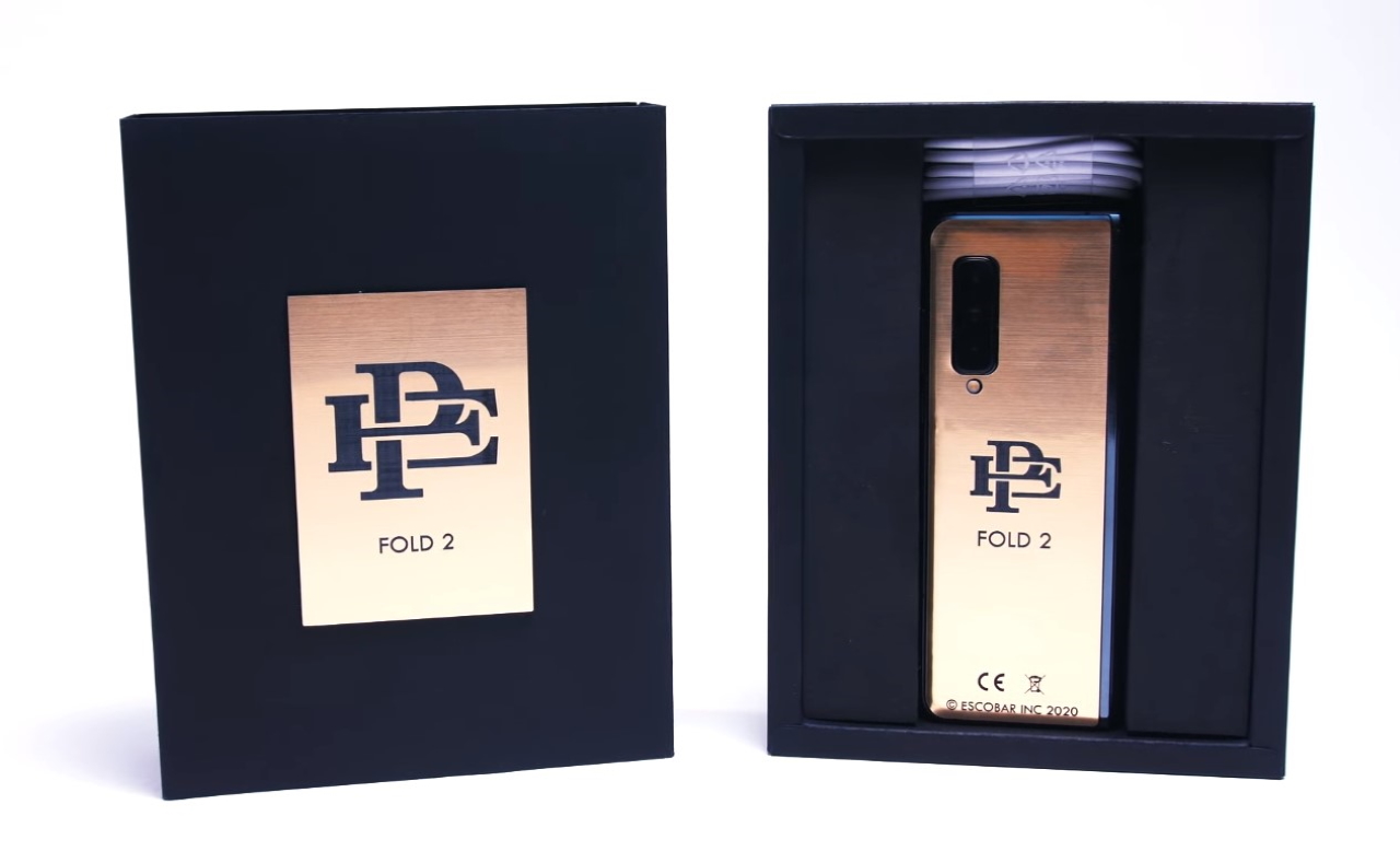 brat handlowcy narkotykowego Pablo Escobara wydał składany smartfon Escobar Fold 2: klon Galaxy Fold  ze złotą obudową i ceną od $ 400