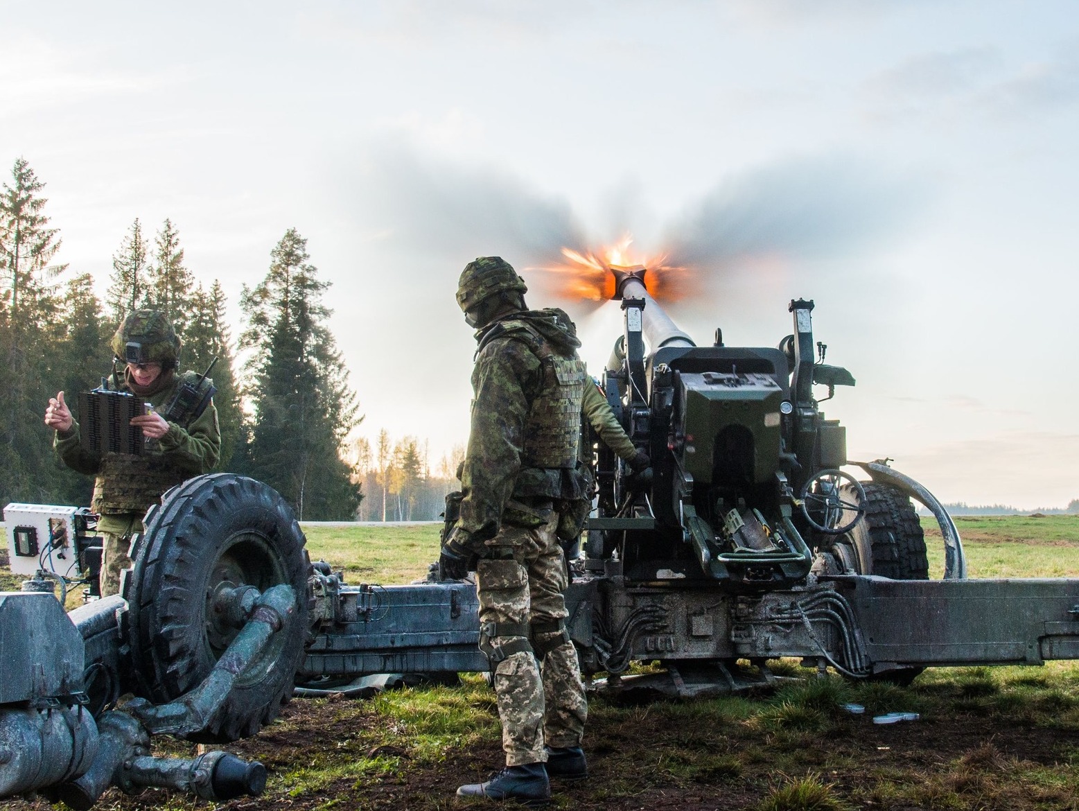 Sztab Generalny AFU pokazuje ukraińskie szkolenie wojskowe w Estonii z haubicami FH70