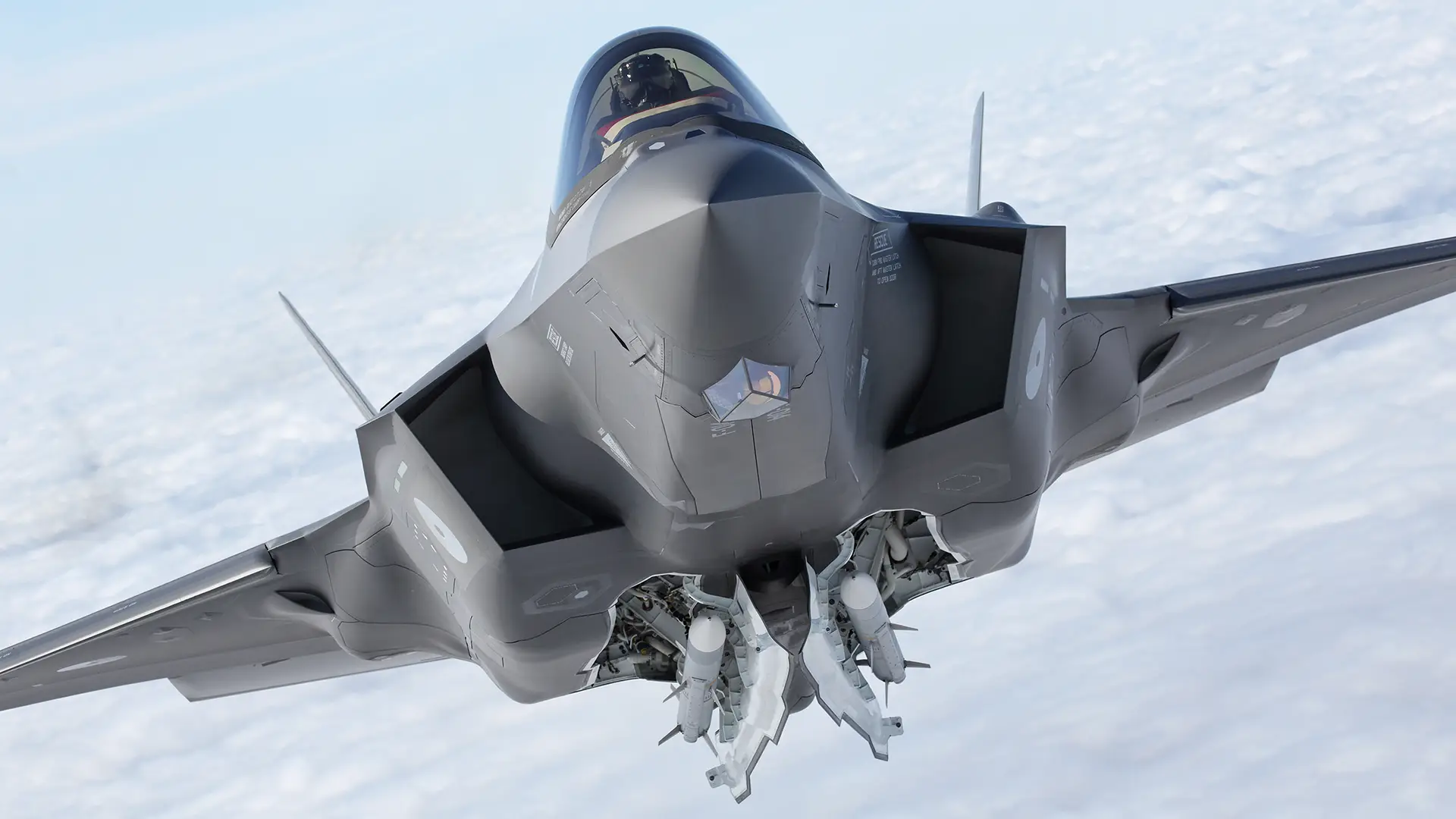 Lockheed Martin opracowuje nowy układ przedziałów dla F-35A i F-35C - myśliwce będą mogły przenosić więcej pocisków AIM-120 AMRAAM
