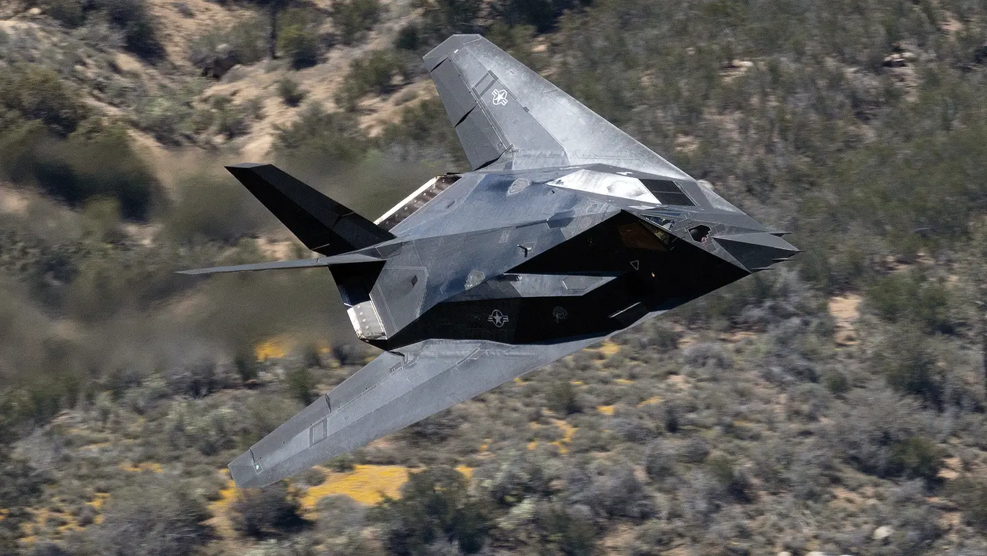 Fotograf opublikował efektowne ujęcia i wideo dwóch samolotów F-117 Nighthawk przelatujących nad kanionem w Kalifornii