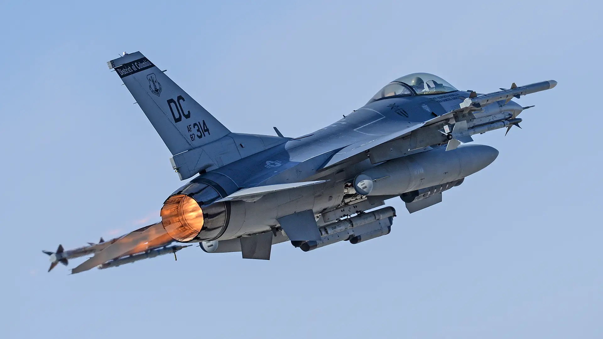 Pentagon zezwala myśliwcom F-16 na lot z prędkością naddźwiękową nad Waszyngtonem w celu przechwycenia Cessny 560 Citation V - biznesowy odrzutowiec nie nawiązał kontaktu i ostatecznie się rozbił.