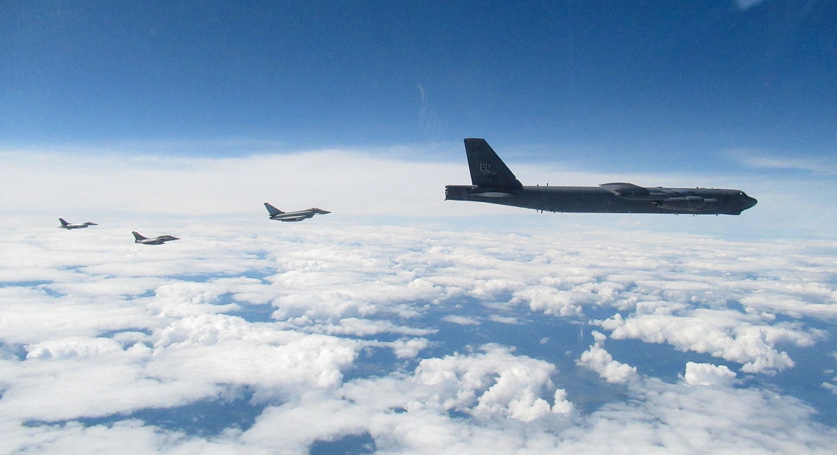 Myśliwce Rafale i Eurofighter Typhoon z powodzeniem przechwyciły dwa amerykańskie bombowce nuklearne B-52H Stratofortress w Europie.