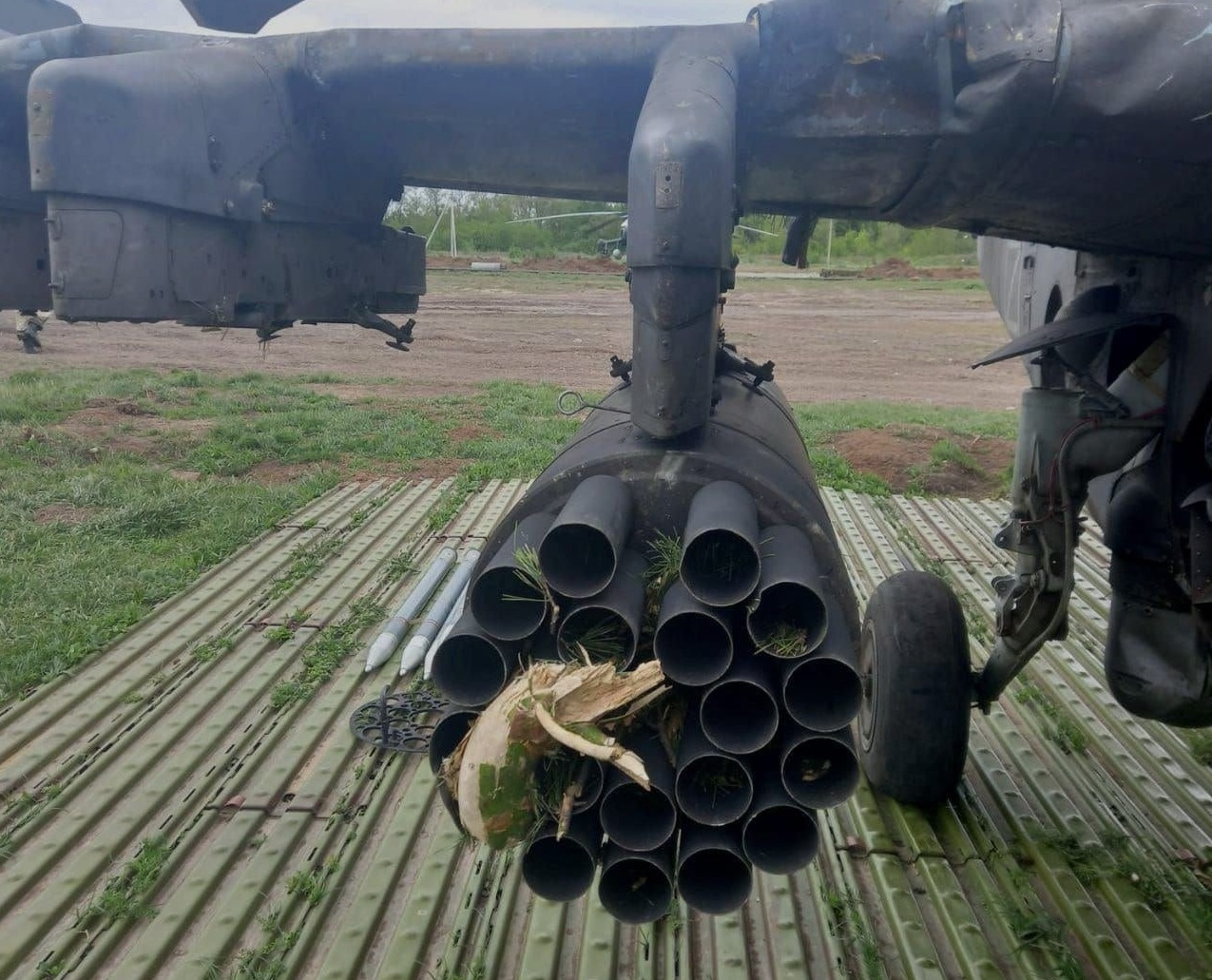 Rosyjski śmigłowiec Ka-52 z osłoną przeciwrakietową przegrał z ukraińską choinką, która uszkodziła jej kompleks obronny i blok startowy