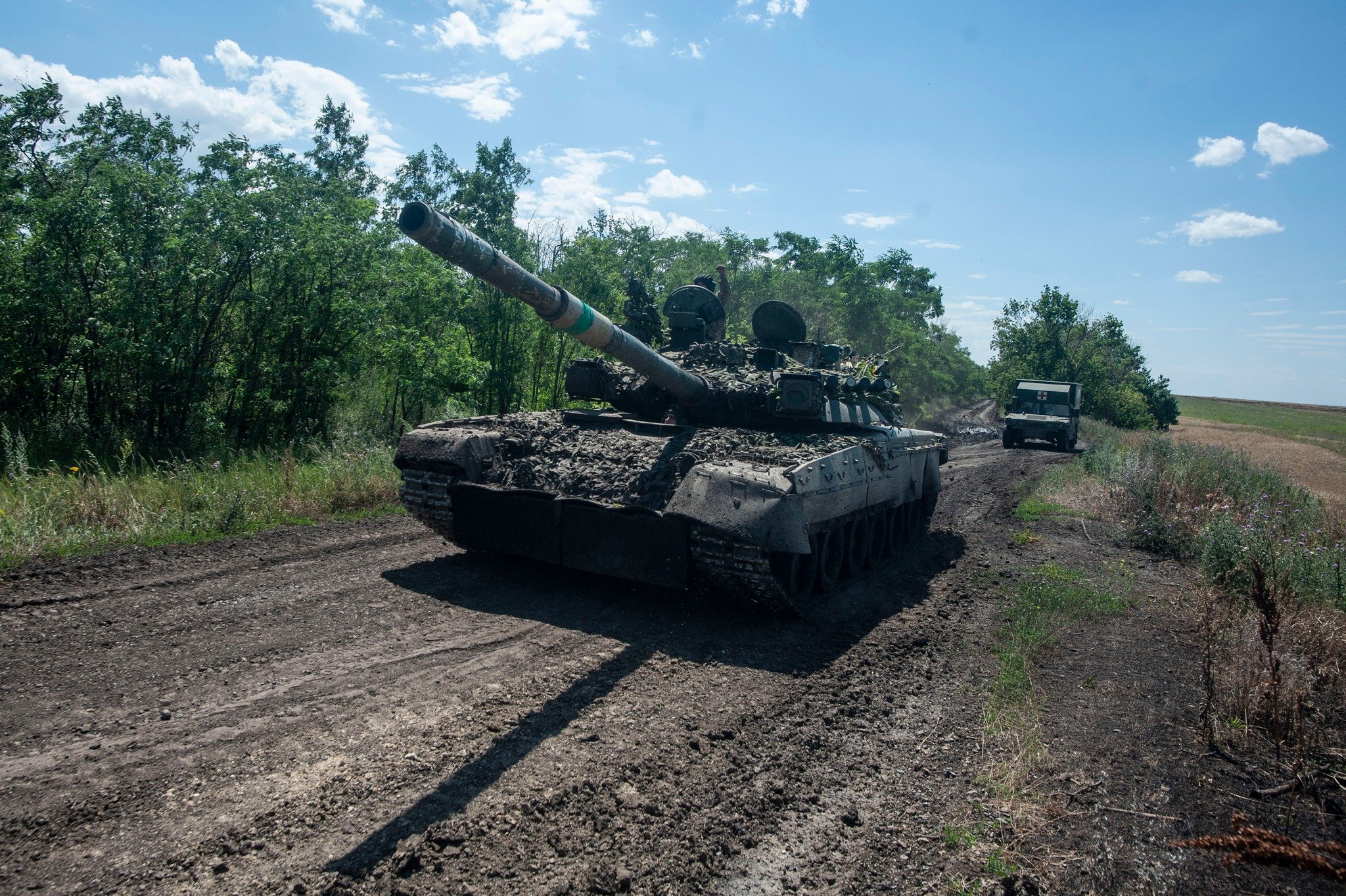 Ukraińscy obrońcy używają bardzo rzadkiego rosyjskiego czołgu dowodzenia T-80UK (wideo)