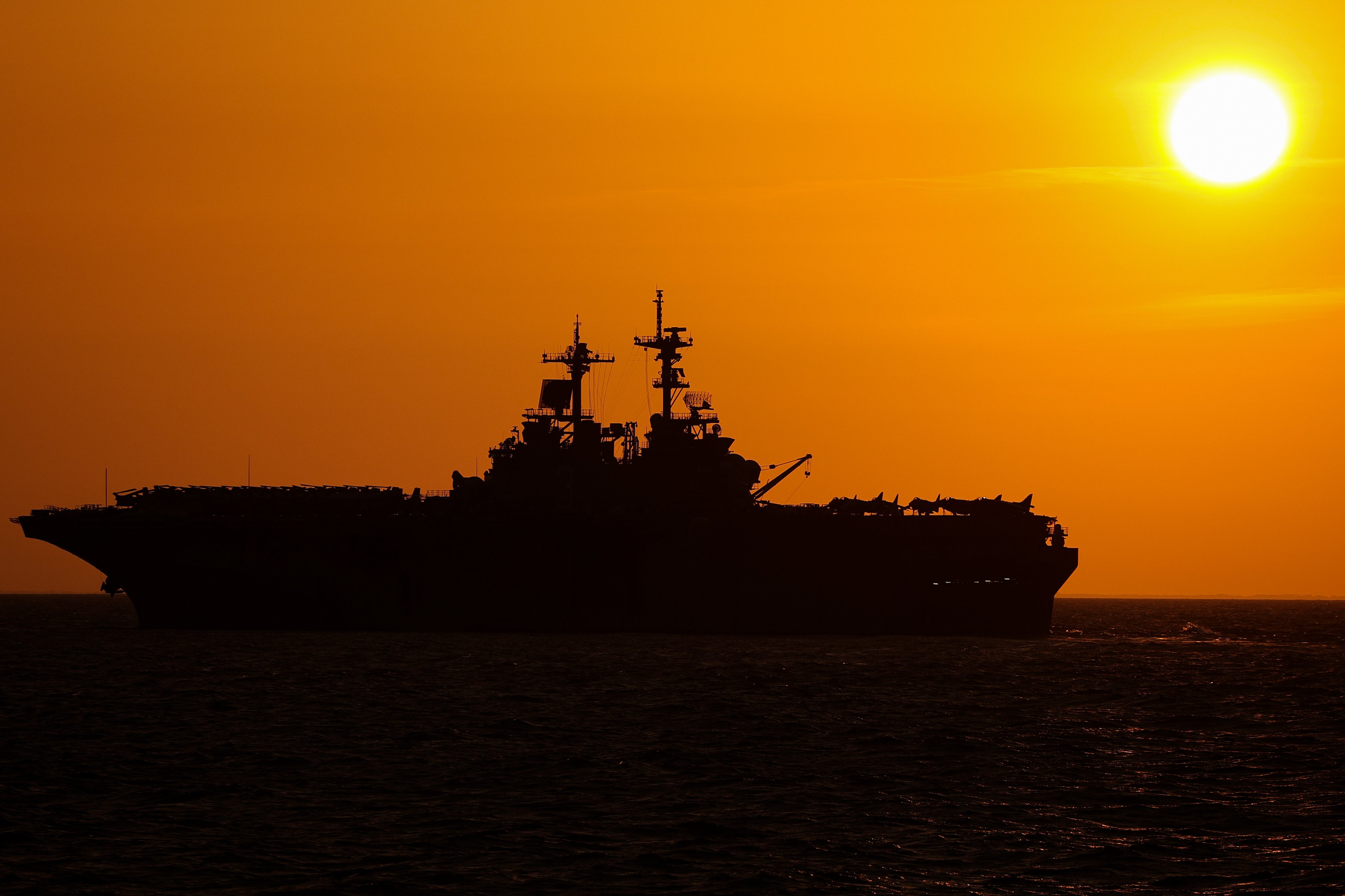 Flagowy okręt desantowy USS „Kearsarge” klasy Wasp przybywa na Litwę
