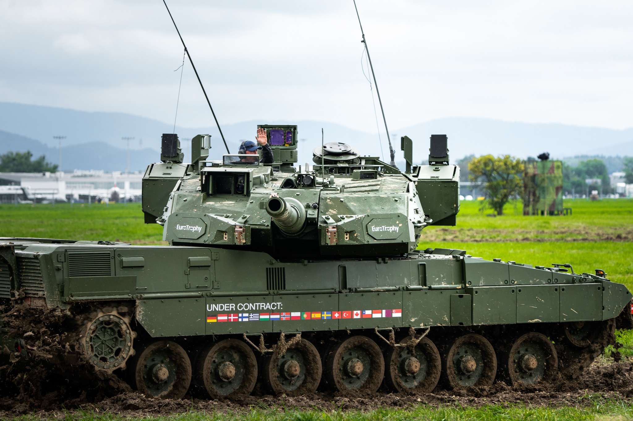 Niemcy pokazują czołg Leopard 2A7 z izraelskim systemem ochrony aktywnej Trophy ASP