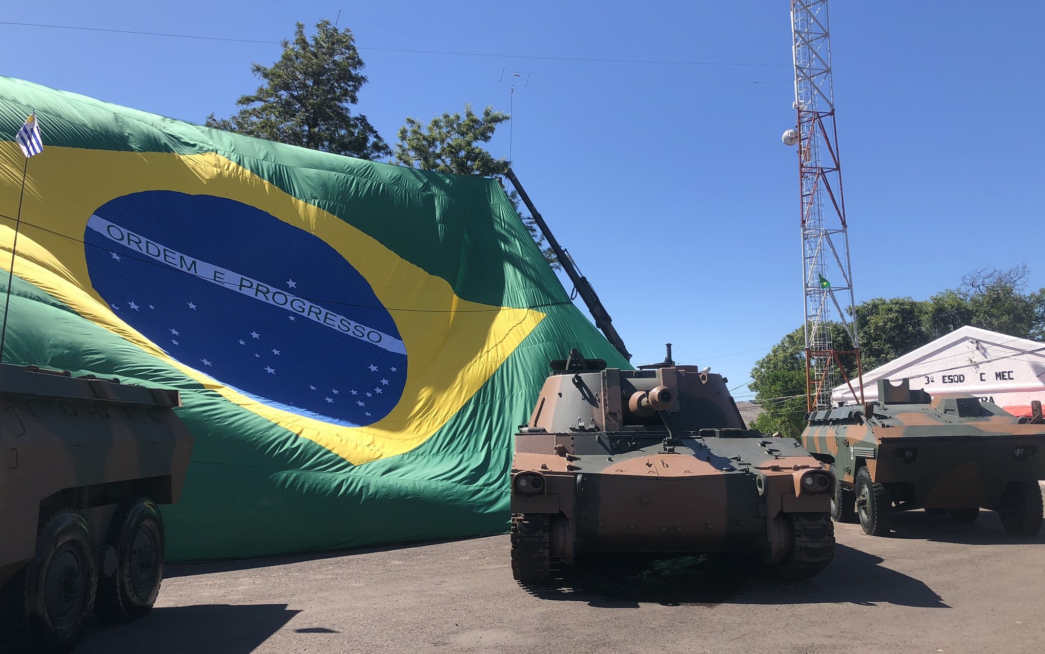 Brazylia przekazuje Urugwajowi 10 samobieżnych haubic M108 i 11 pojazdów opancerzonych Engesa EE-11 Urutu